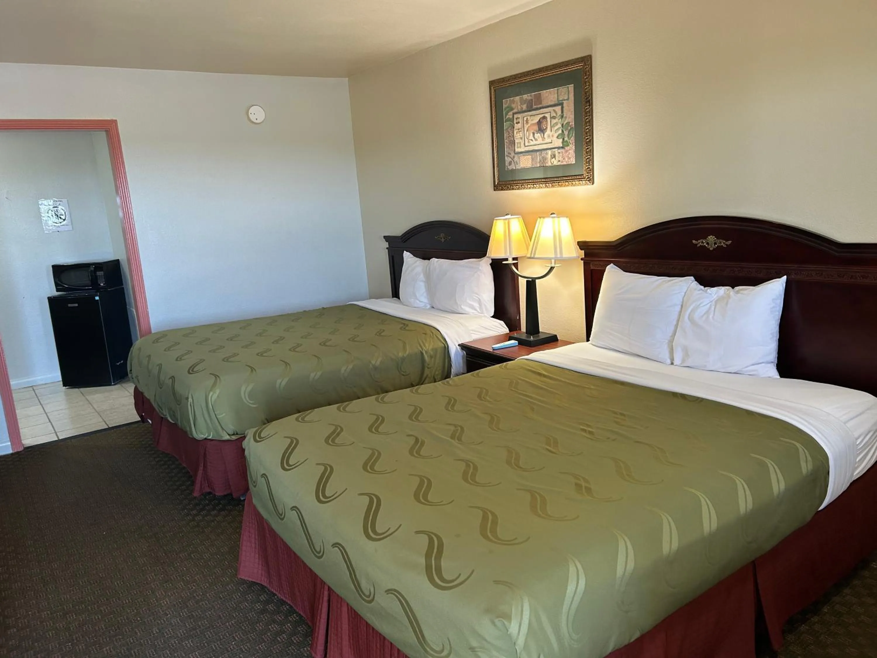 Bedroom, Bed in Howards Inn Motel