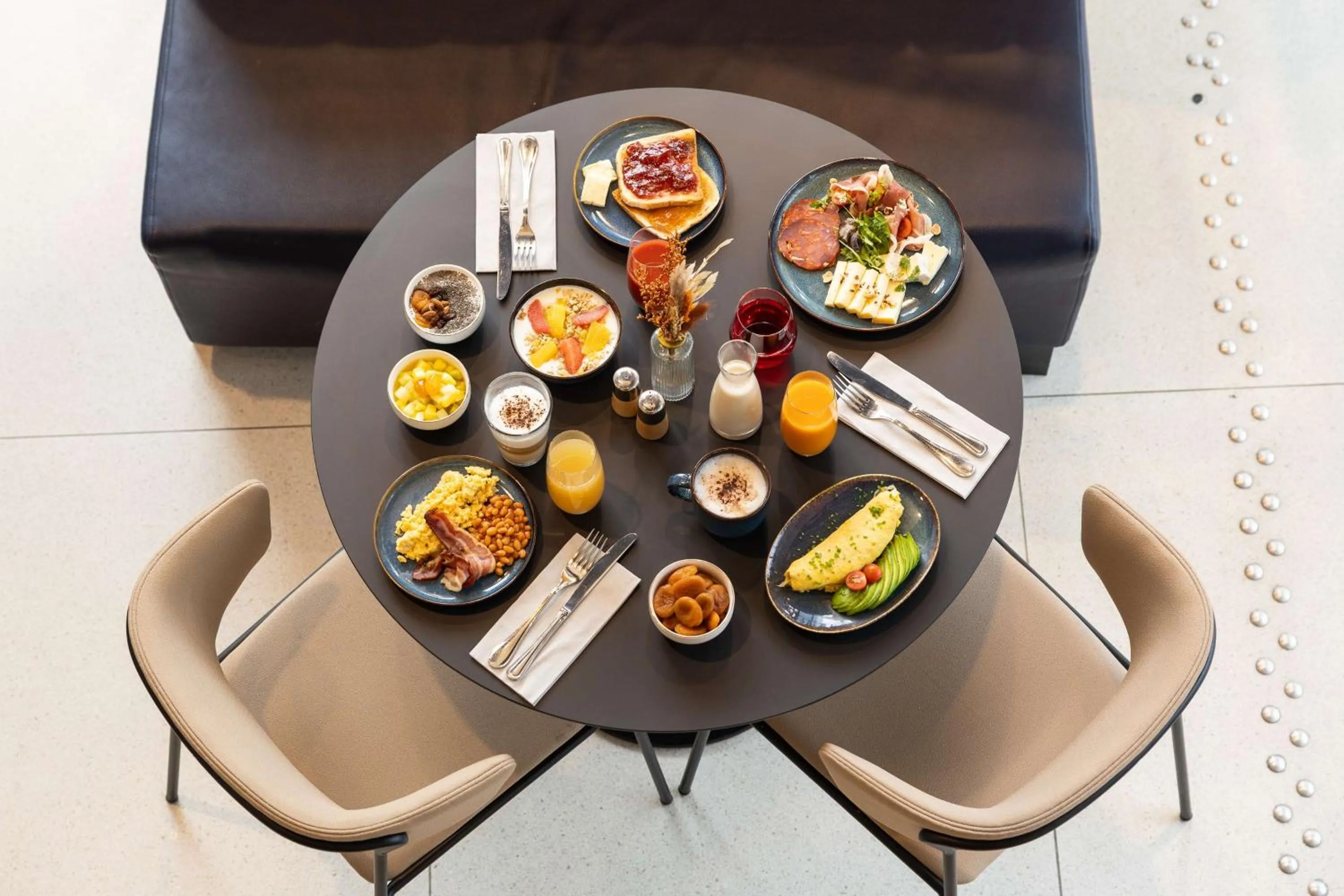 Restaurant/places to eat in Hilton Lille