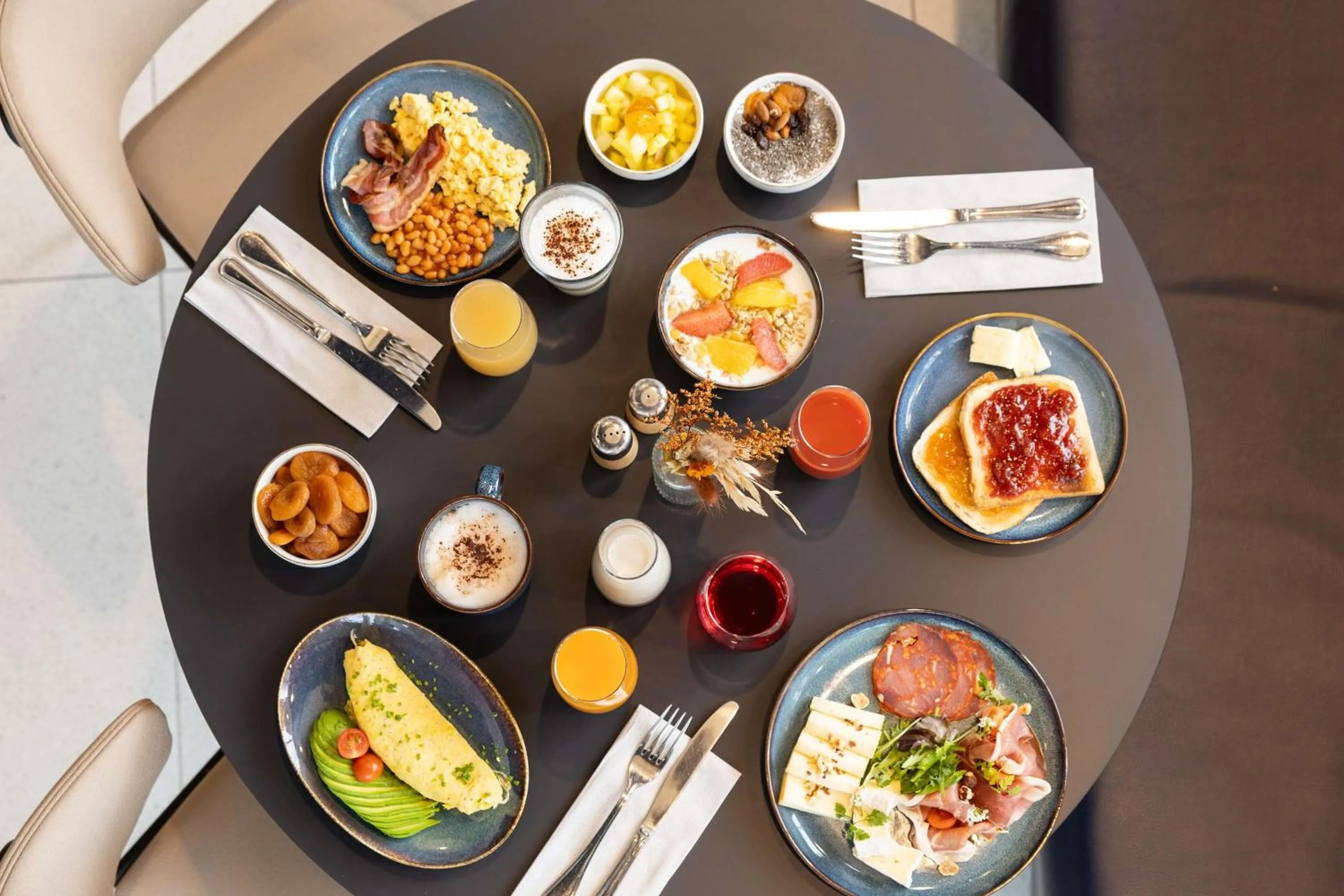 Restaurant/places to eat in Hilton Lille