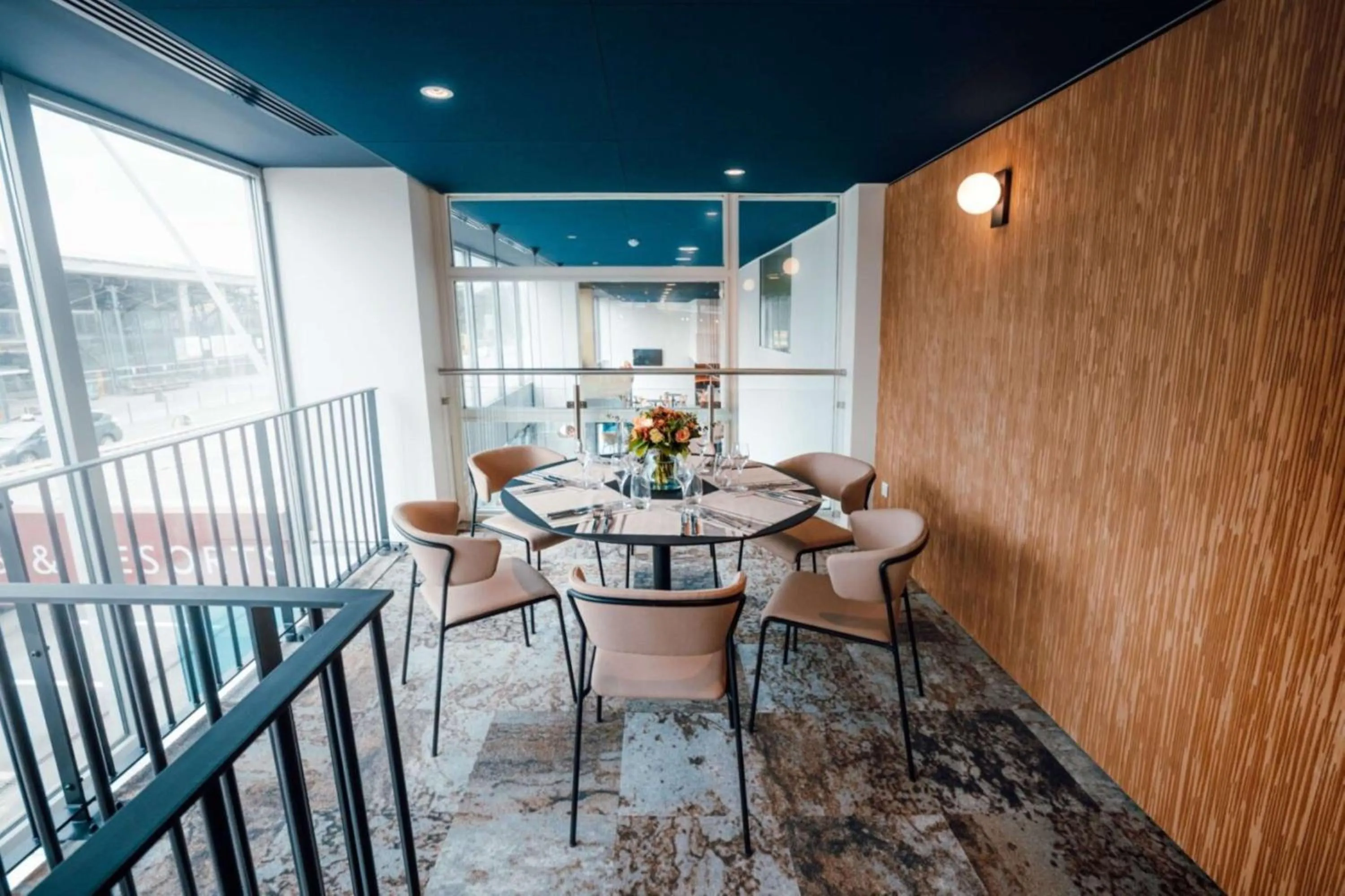 Restaurant/places to eat in Hilton Lille