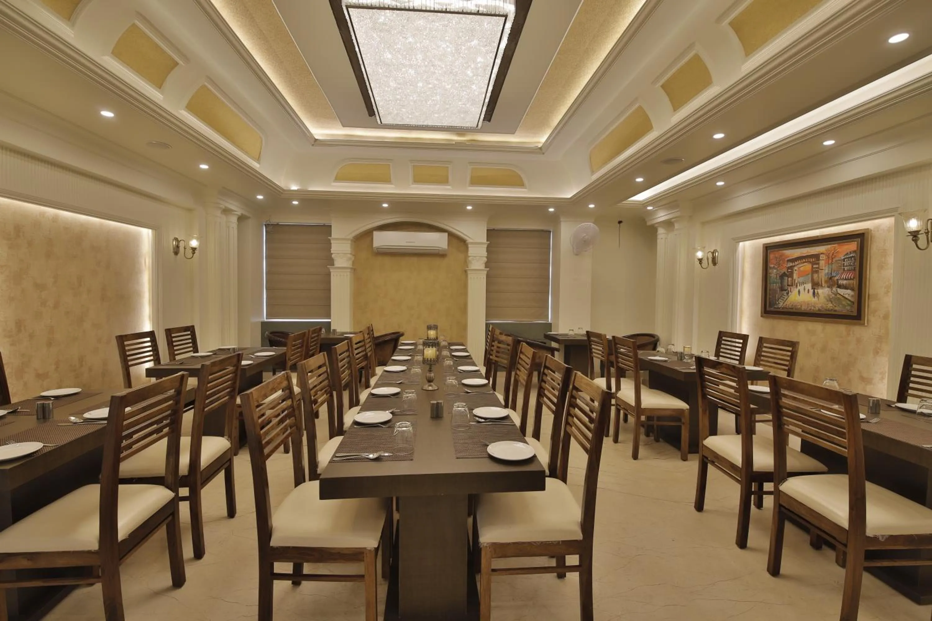 Restaurant/places to eat in Hotel Grand Safari