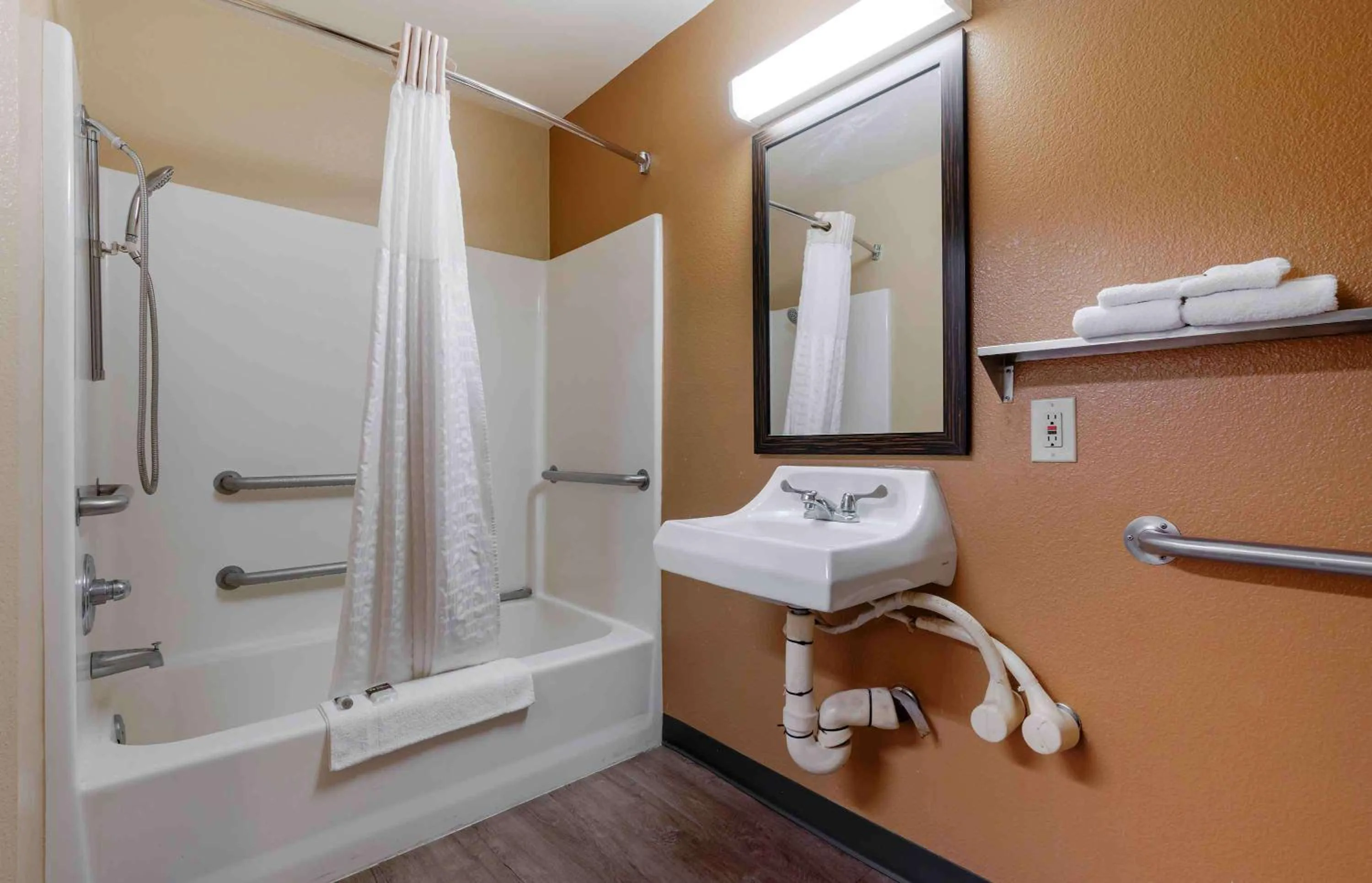 Bathroom in Extended Stay America Suites - Sacramento - Elk Grove