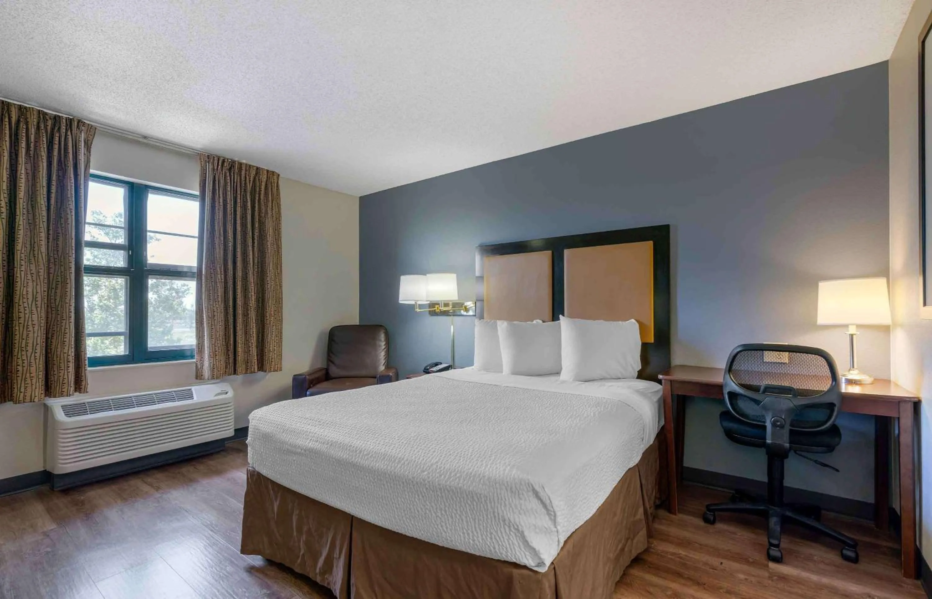 Bedroom, Bed in Extended Stay America Suites - Sacramento - Elk Grove