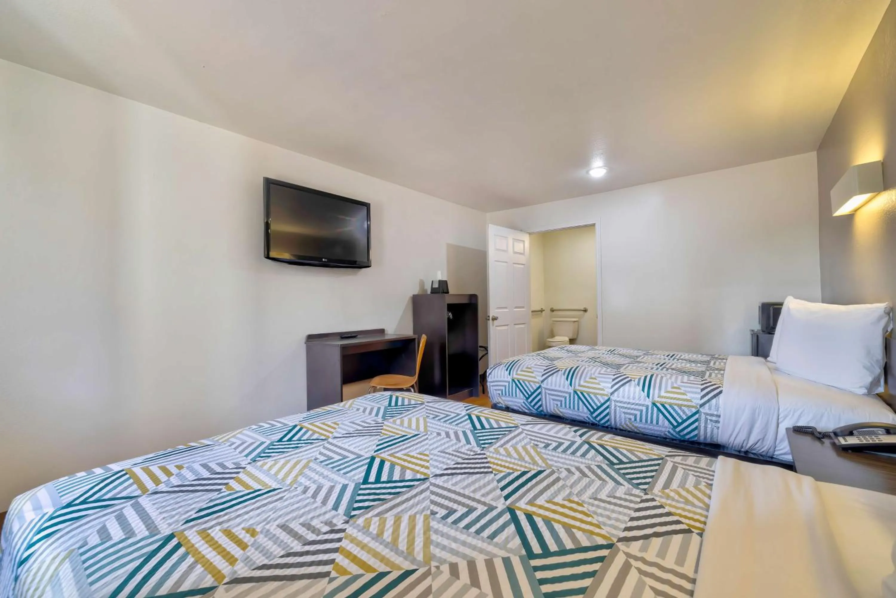 Bedroom, Bed in Motel 6-Bryan, TX - College Station
