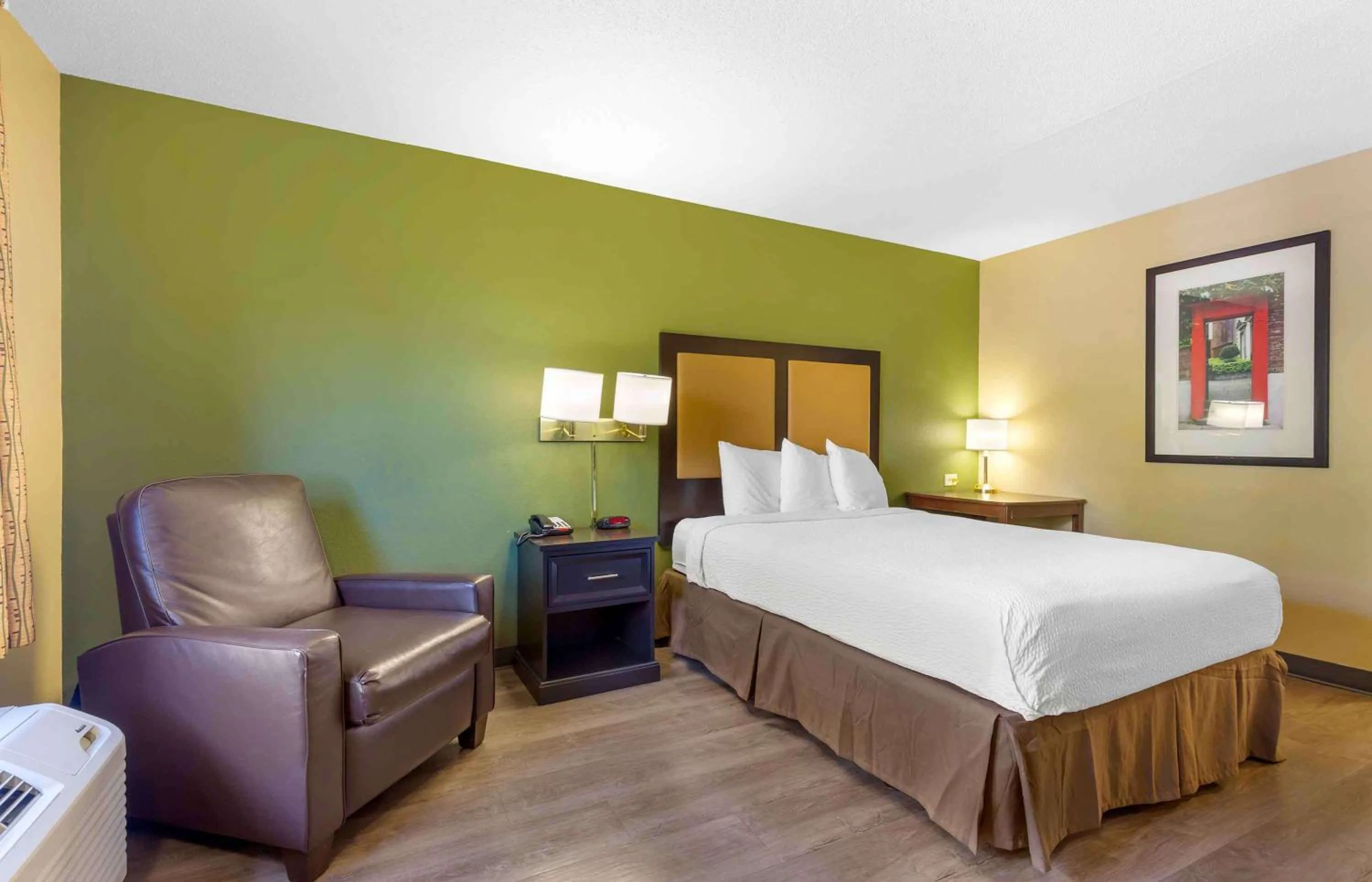 Bedroom, Bed in Extended Stay America Select Suites - Chesapeake - Churchland Blvd