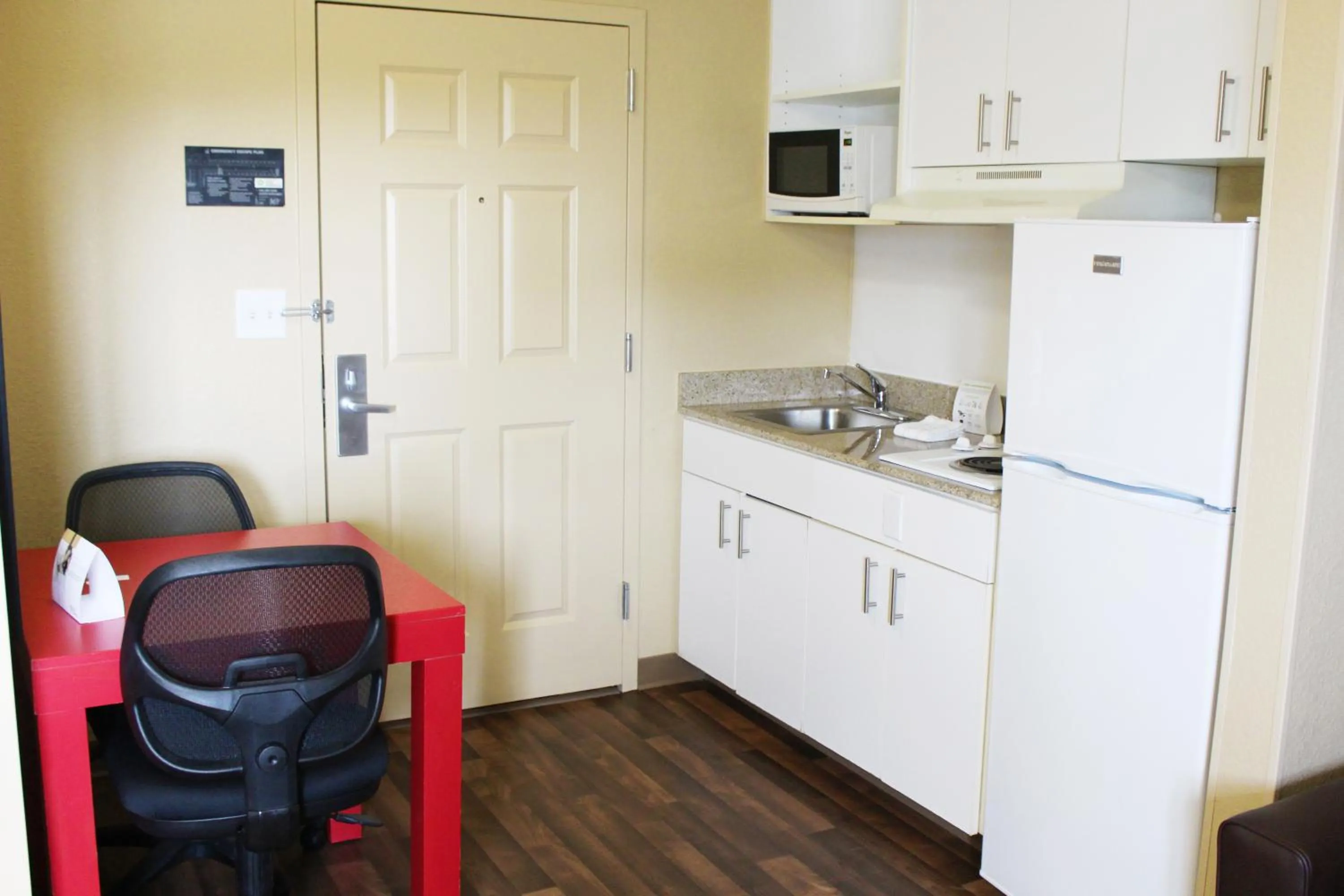 Kitchen or kitchenette in Extended Stay America Select Suites - Chesapeake - Churchland Blvd