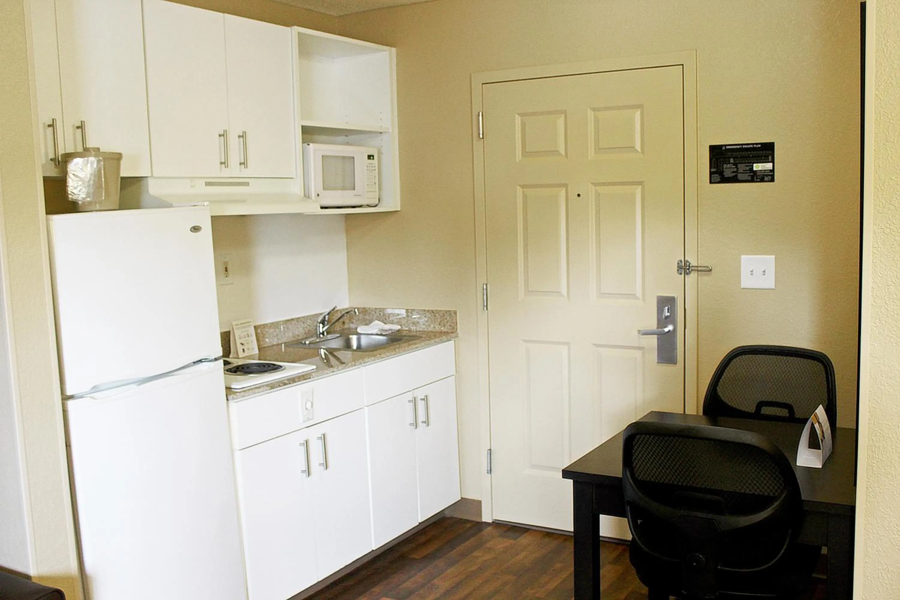 Kitchen or kitchenette in Extended Stay America Select Suites - Chesapeake - Churchland Blvd