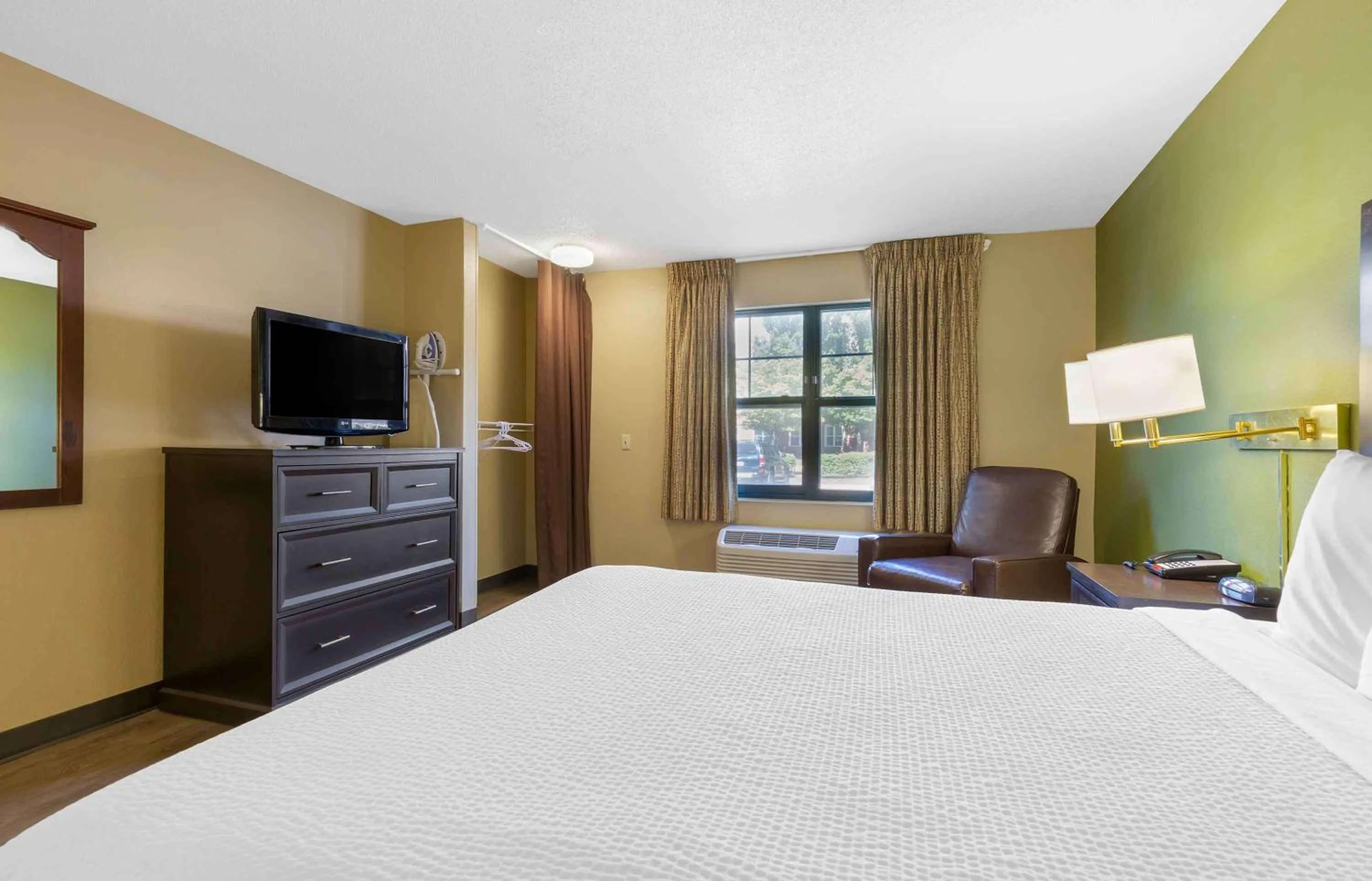 Bedroom, Bed in Extended Stay America Select Suites - Chesapeake - Churchland Blvd