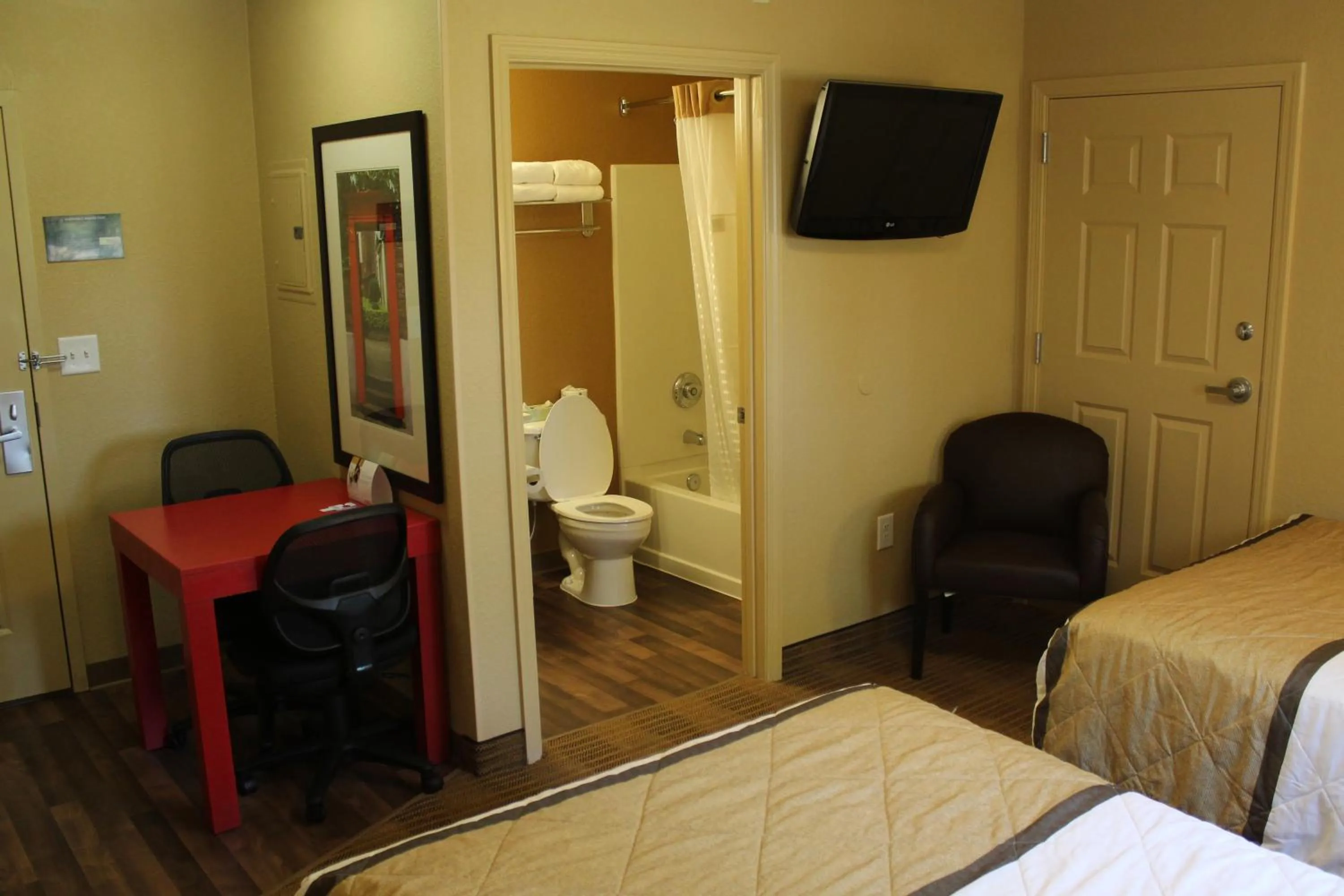 Photo of the whole room, Bed in Extended Stay America Select Suites - Chesapeake - Churchland Blvd