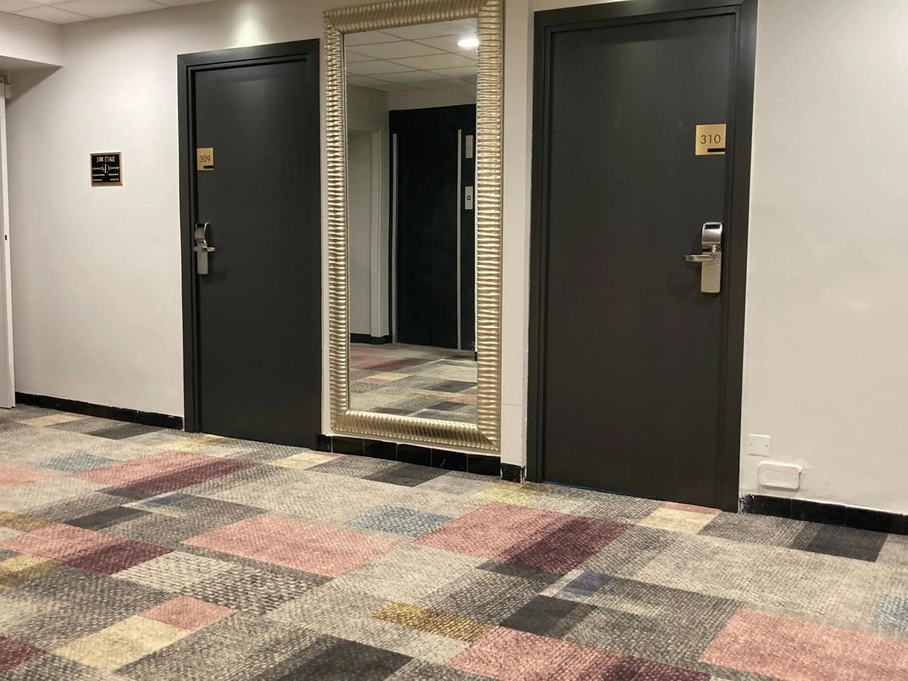 Bedroom in Hôtel Christina Lourdes