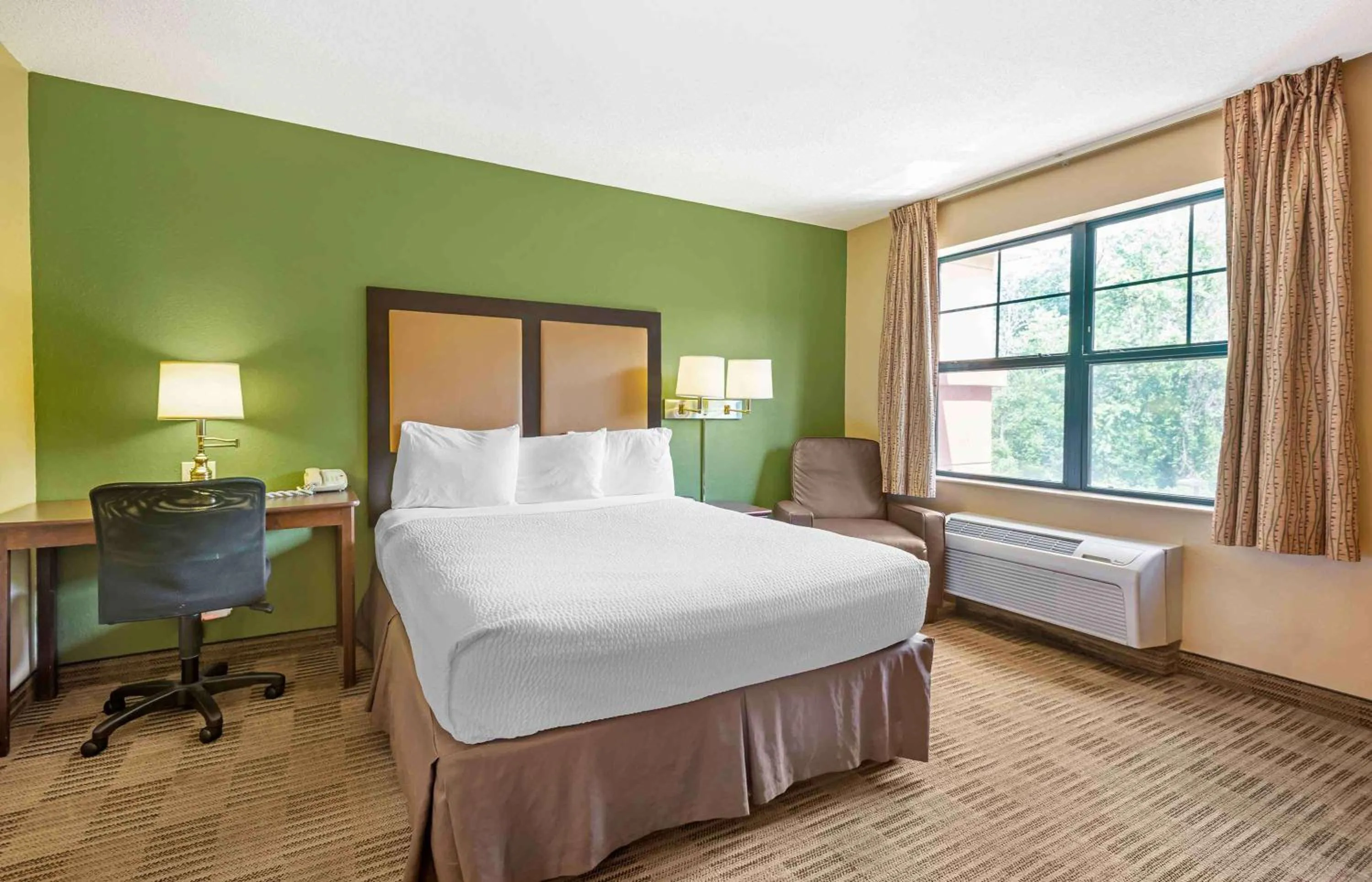 Bedroom, Bed in Extended Stay America Suites - Princeton - West Windsor