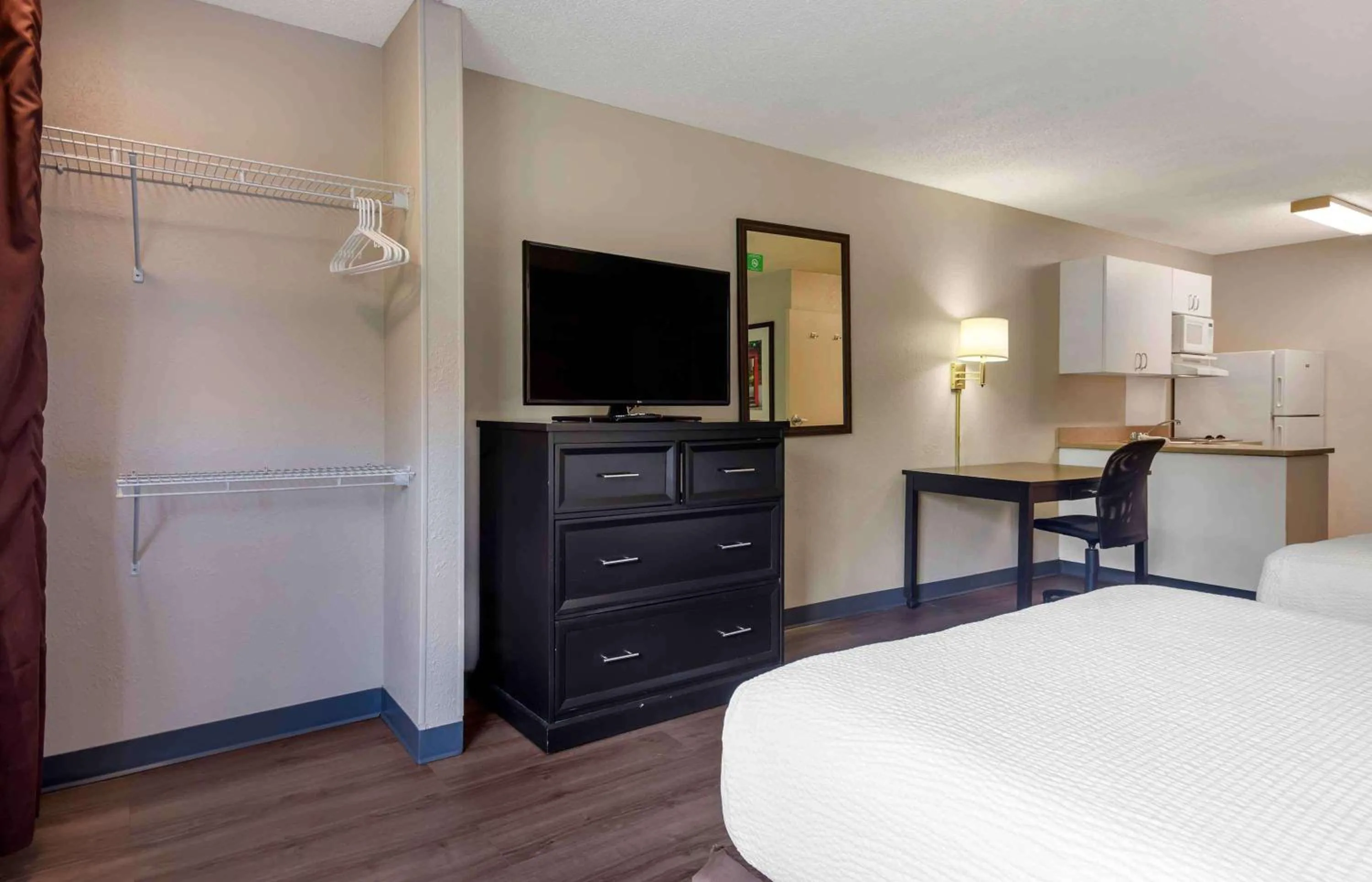 Bedroom, Bed in Extended Stay America Suites - Princeton - West Windsor
