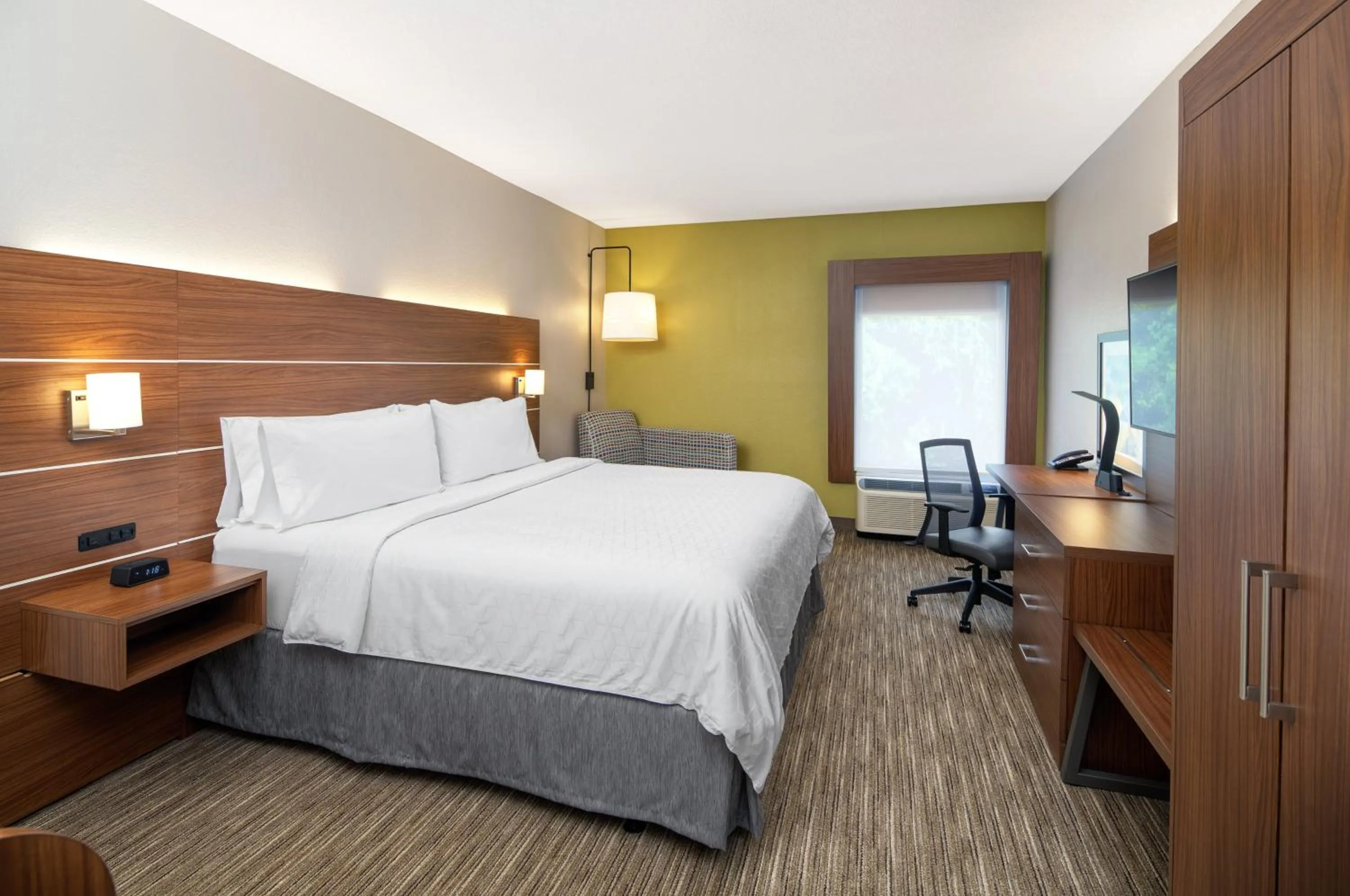 Photo of the whole room, Bed in Holiday Inn Express Statesboro by IHG