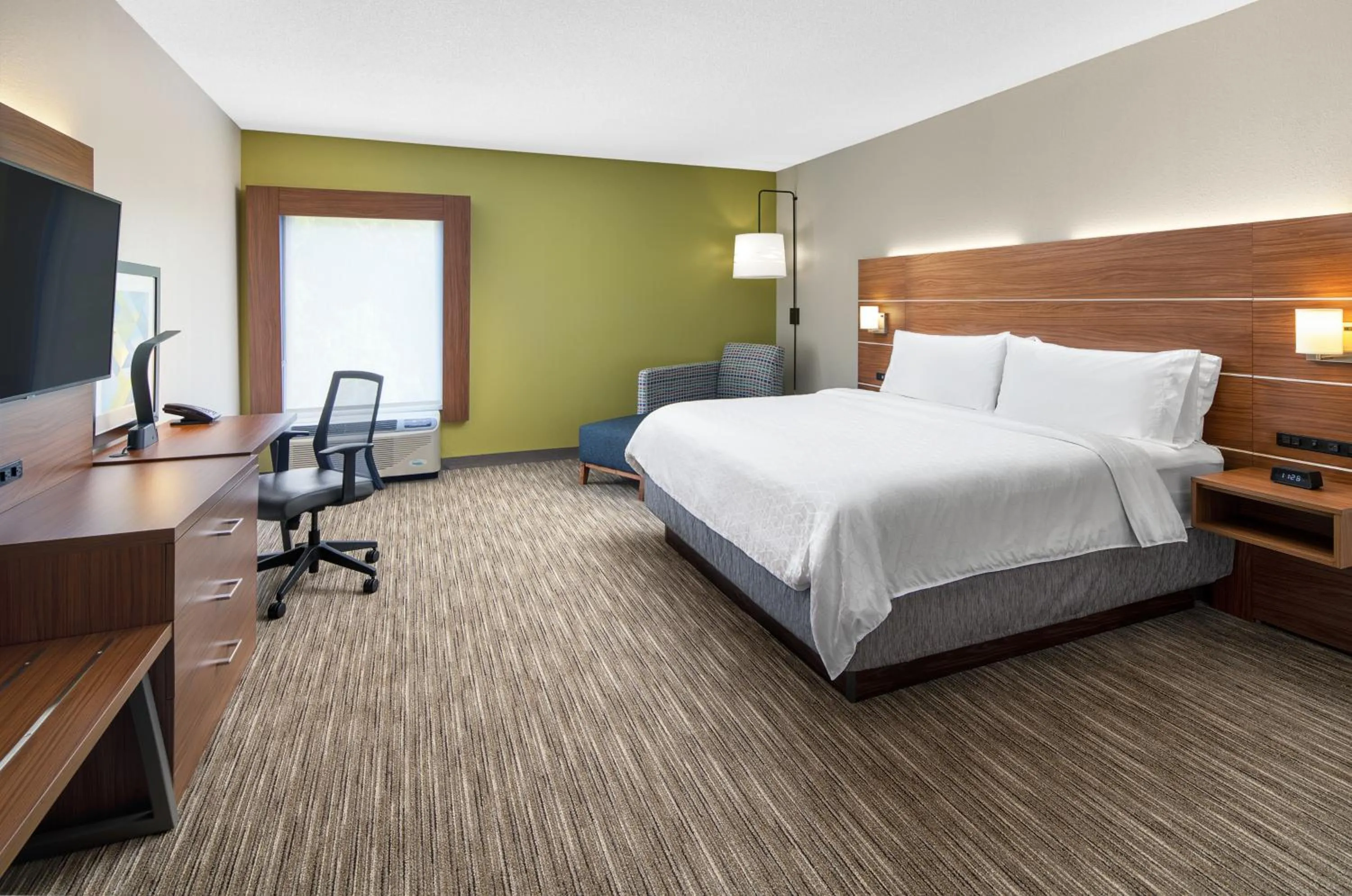 Bed in Holiday Inn Express Statesboro by IHG