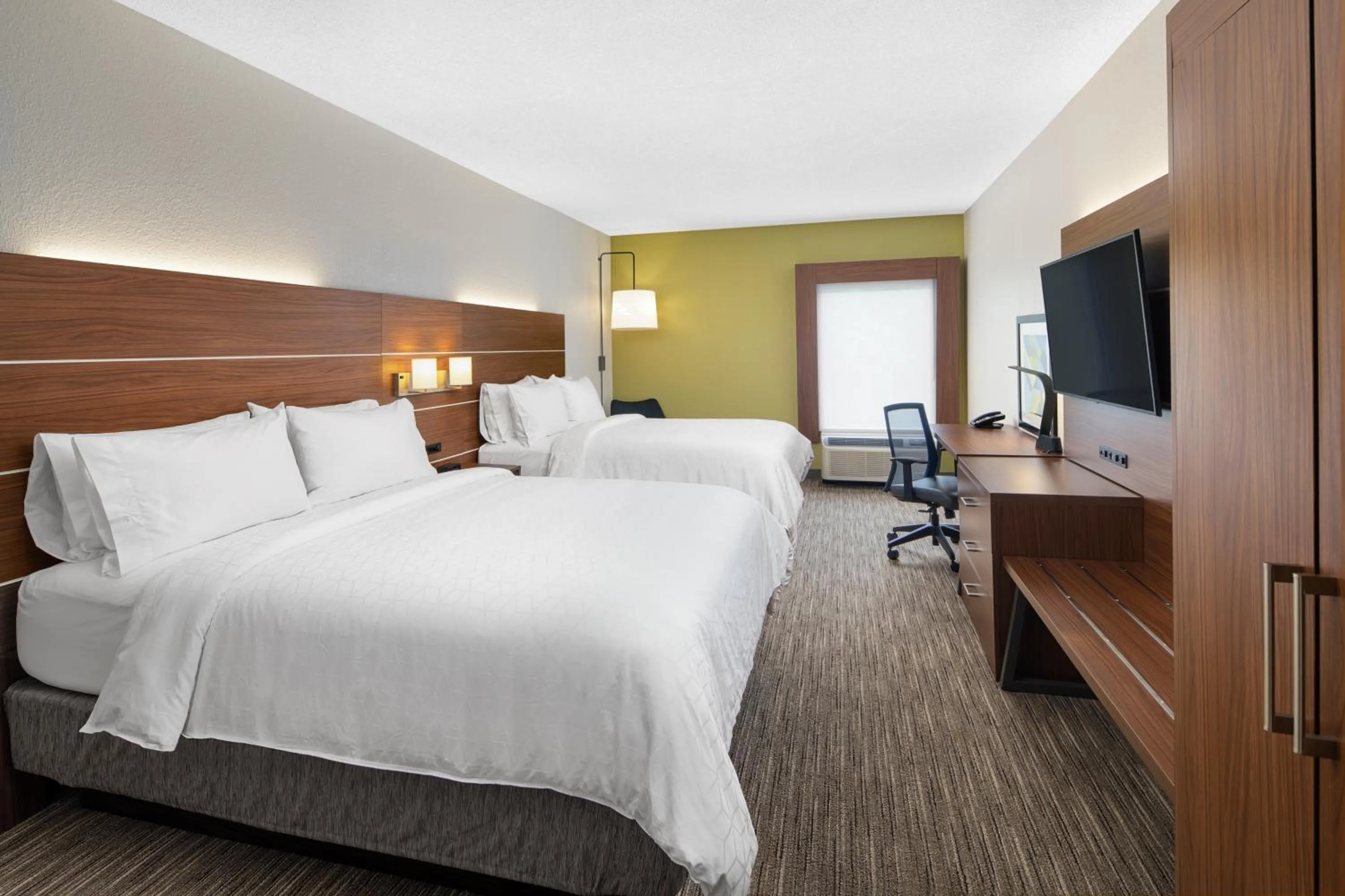 Bed in Holiday Inn Express Statesboro by IHG