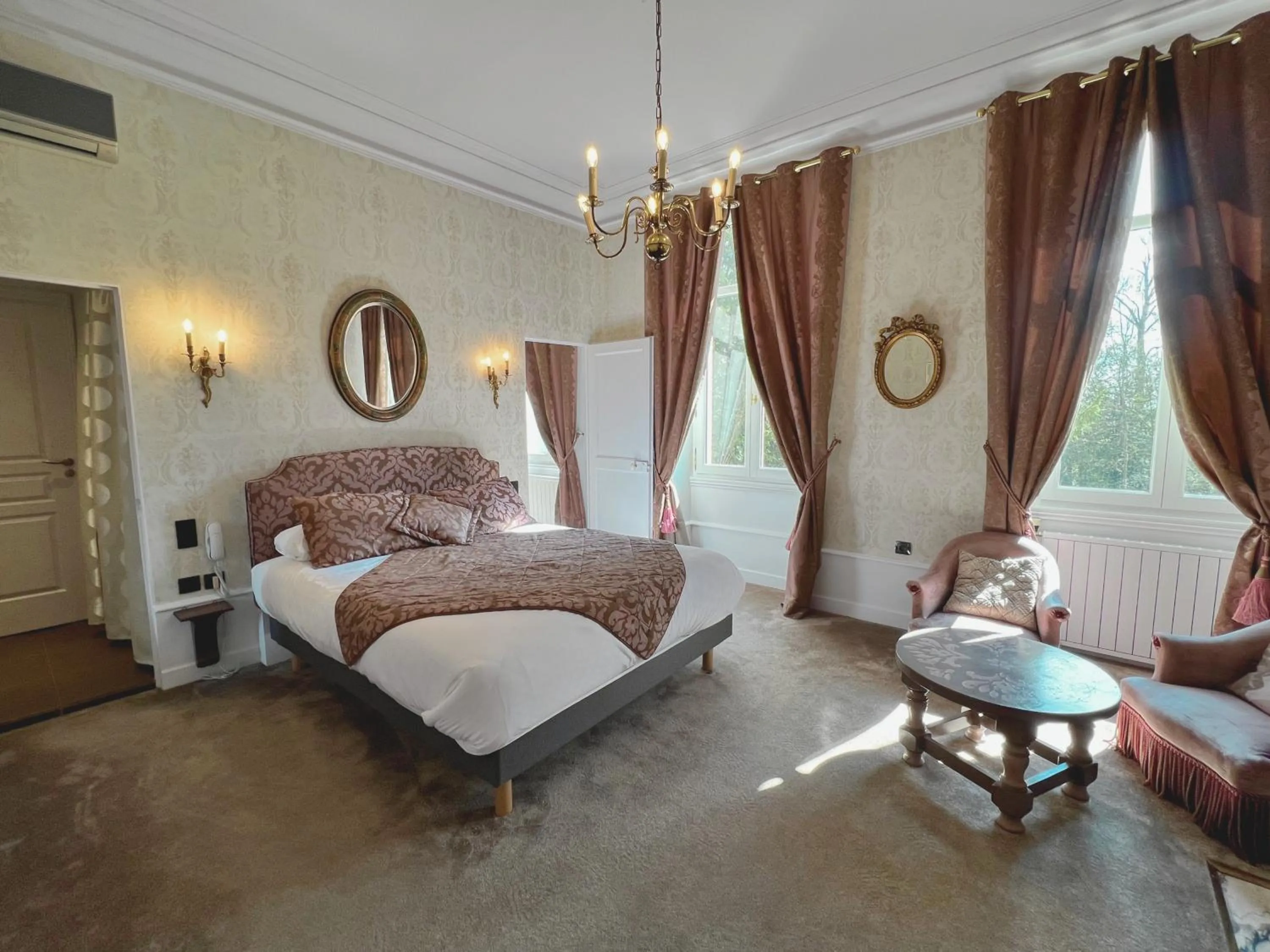 Bedroom, Bed in Château de Challanges