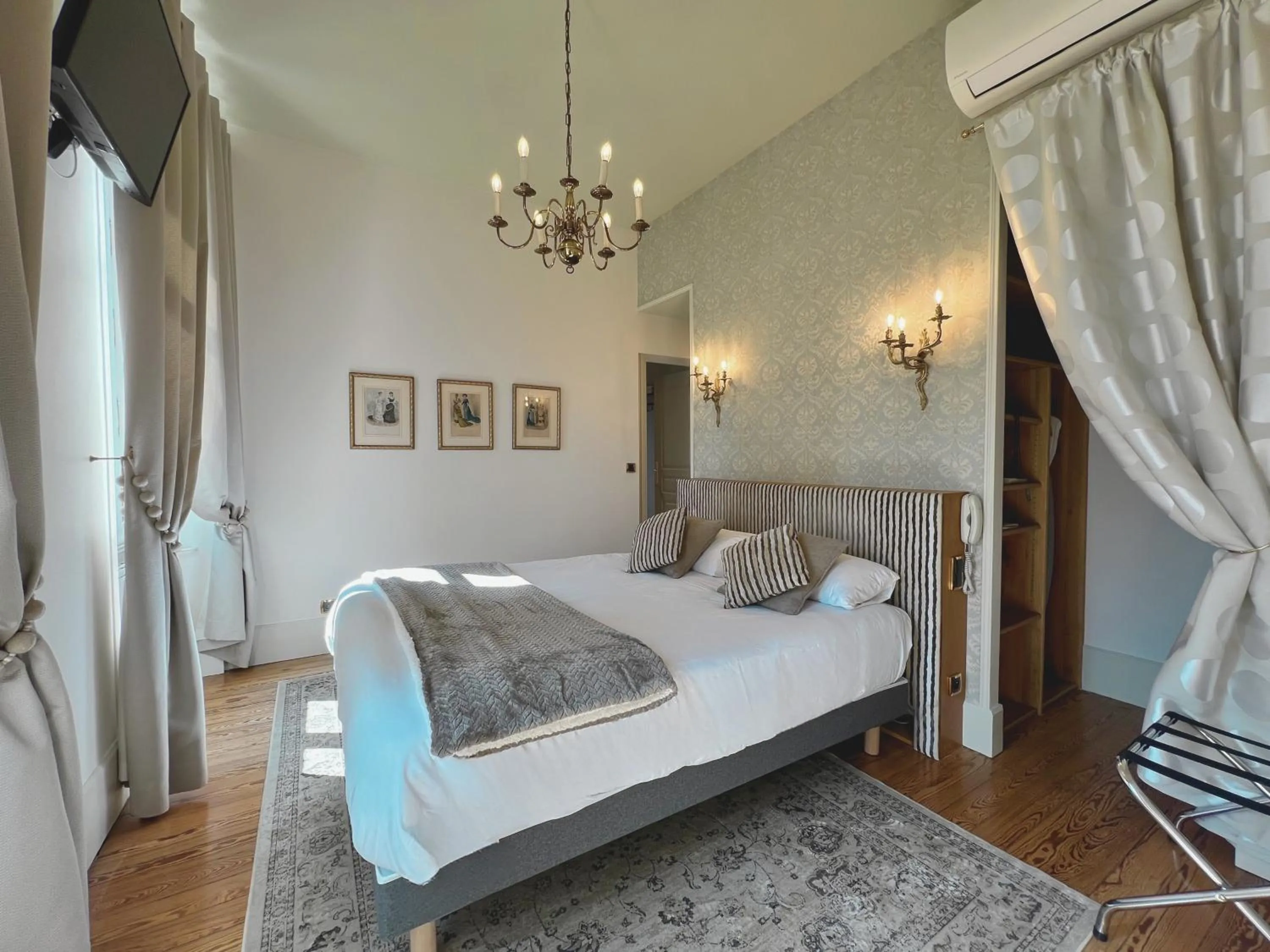 Bedroom, Bed in Château de Challanges