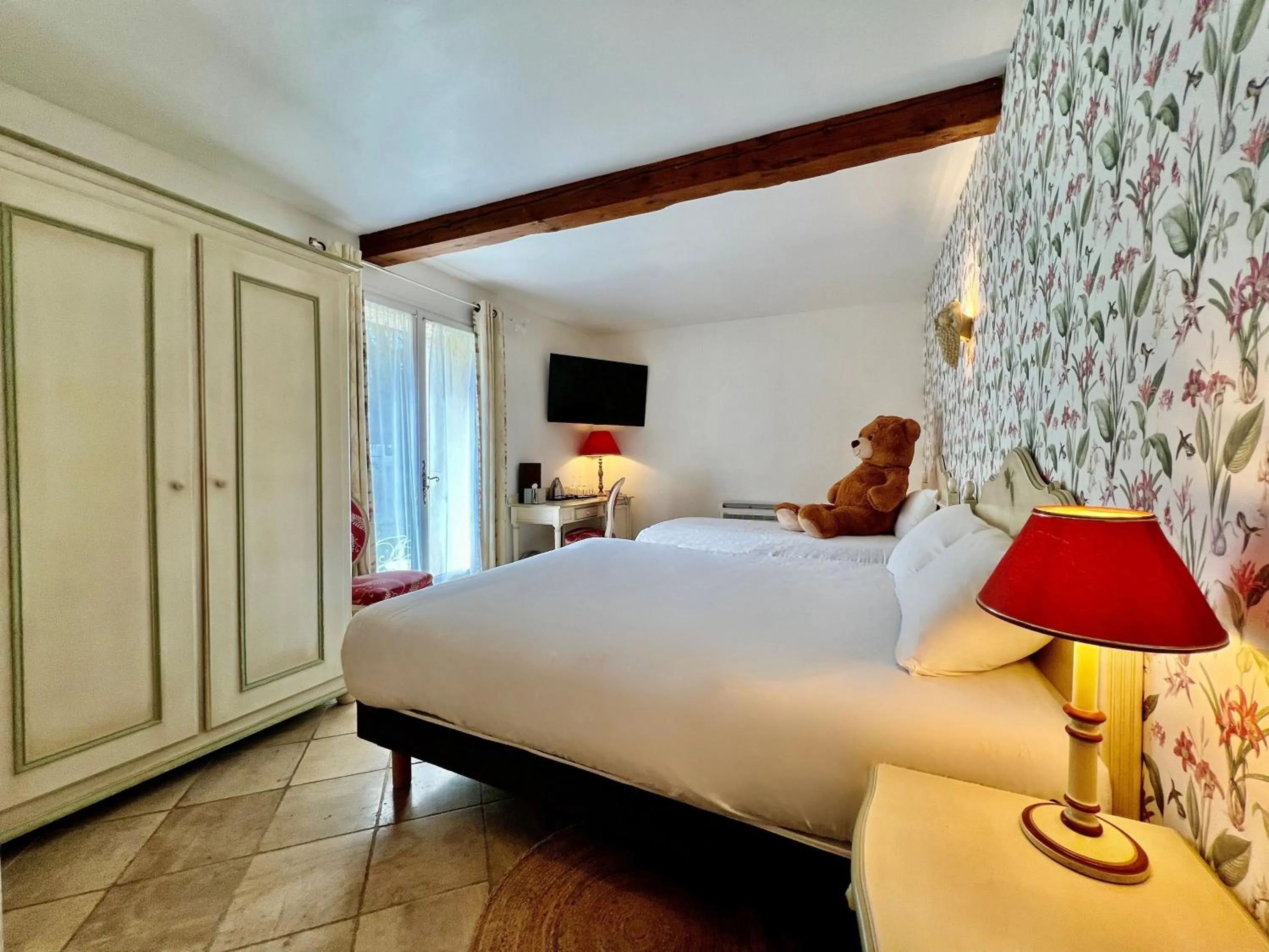 Photo of the whole room, Bed in Château de Challanges