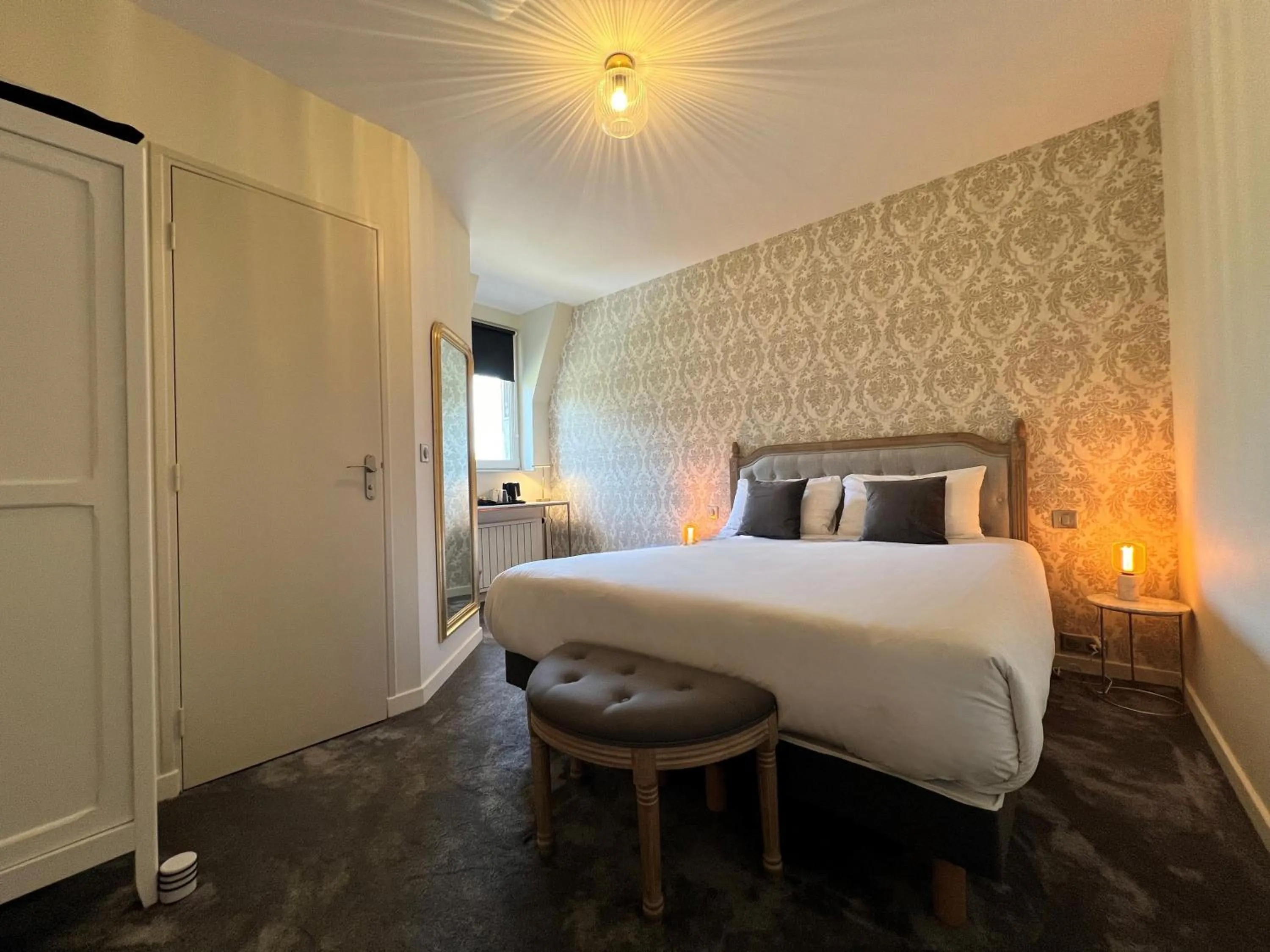 Photo of the whole room, Bed in Château de Challanges