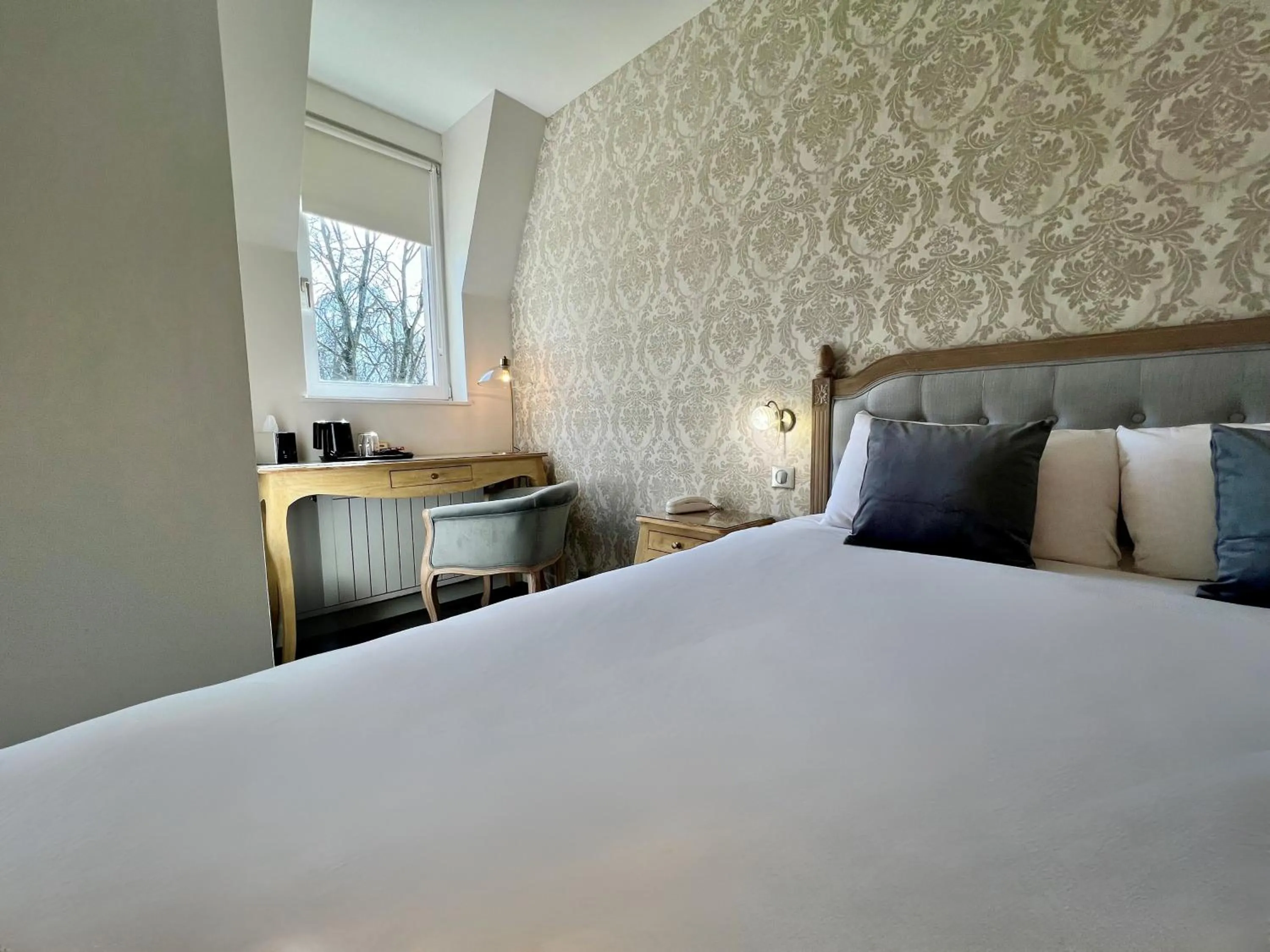 Bedroom, Bed in Château de Challanges