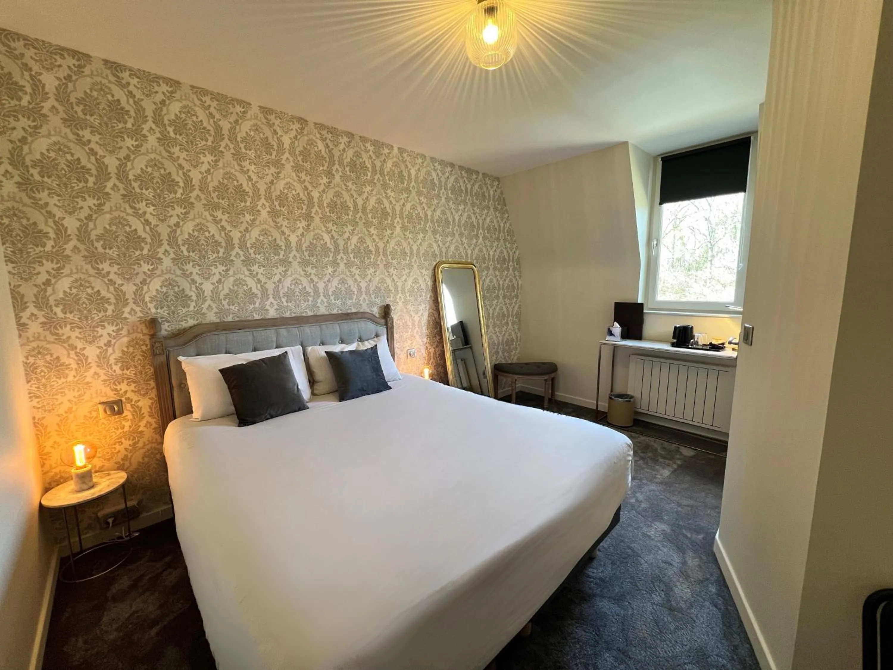 Bedroom, Bed in Château de Challanges