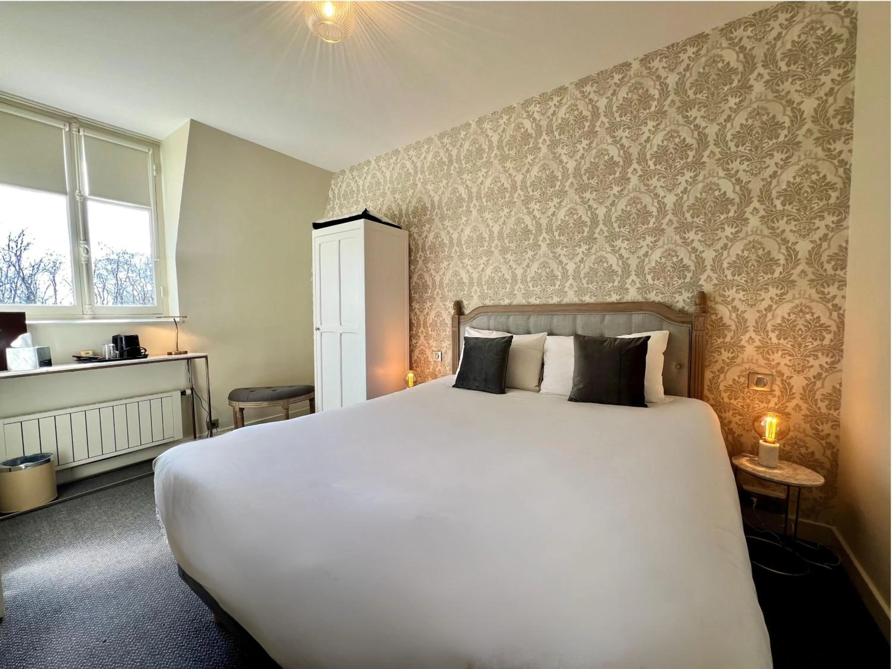 Photo of the whole room, Bed in Château de Challanges