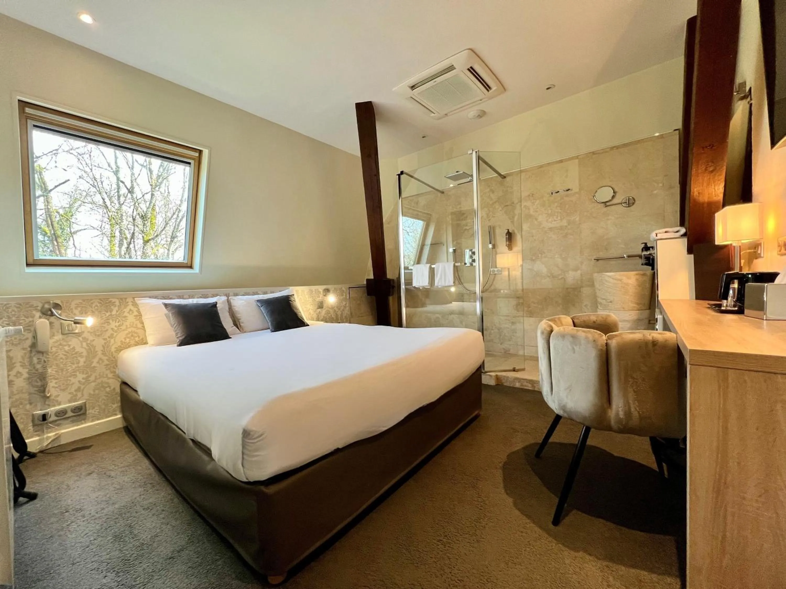 Photo of the whole room, Bed in Château de Challanges