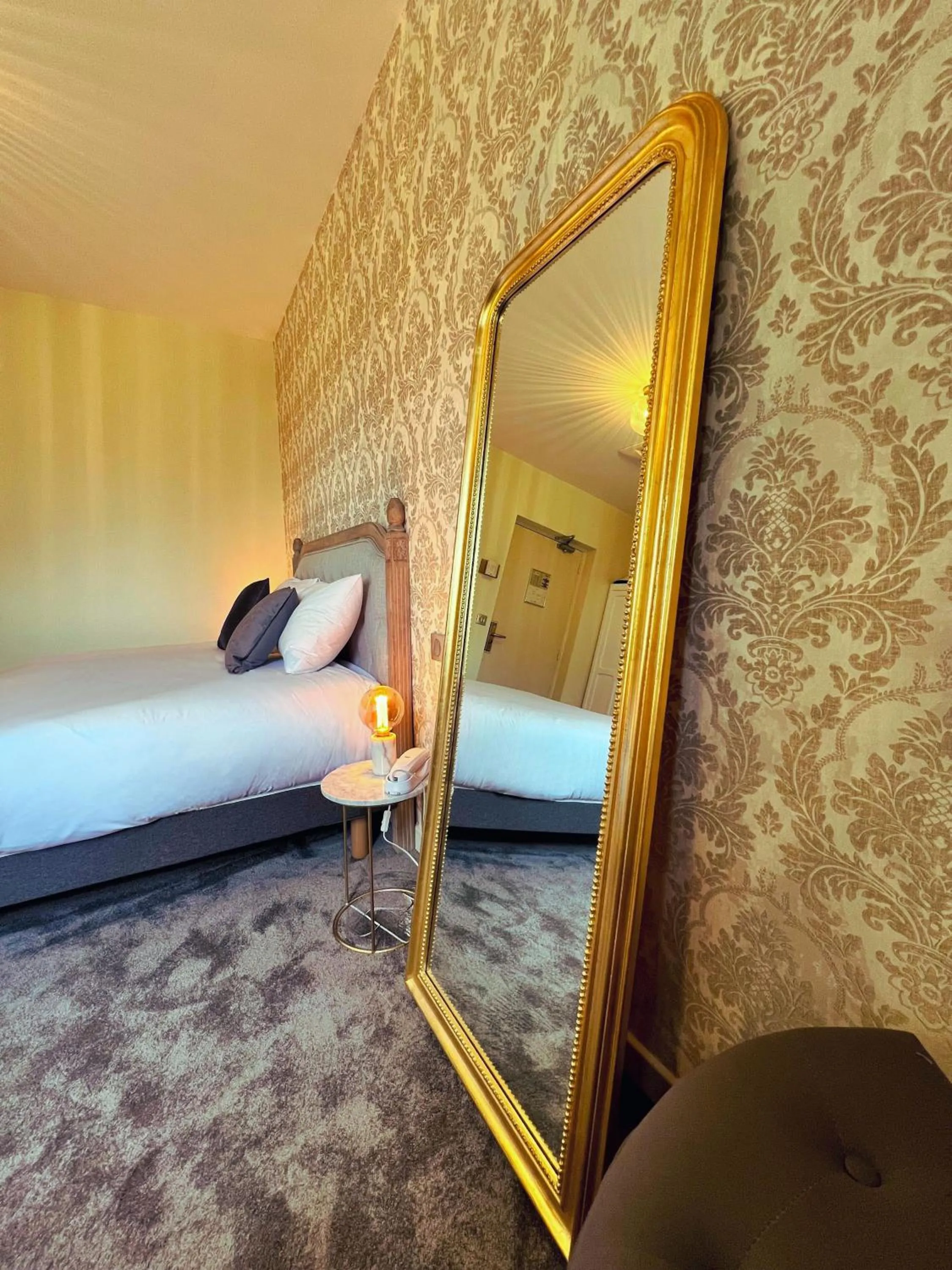 Bedroom, Bed in Château de Challanges