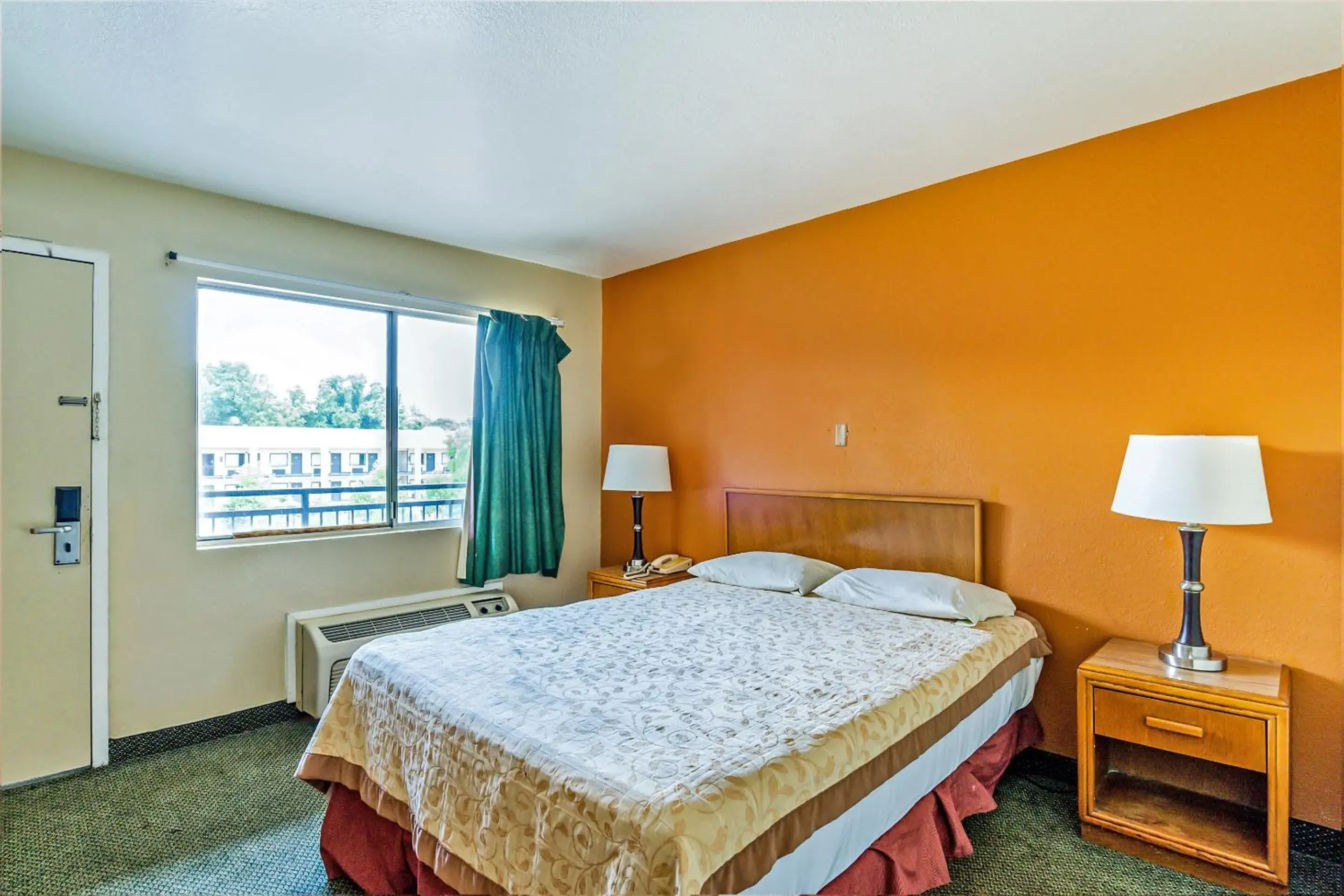 Queen Bed Walkin in OYO Hotel Shreveport Airport North Queen Bed Walkin in OYO Hotel Shreveport Airport North