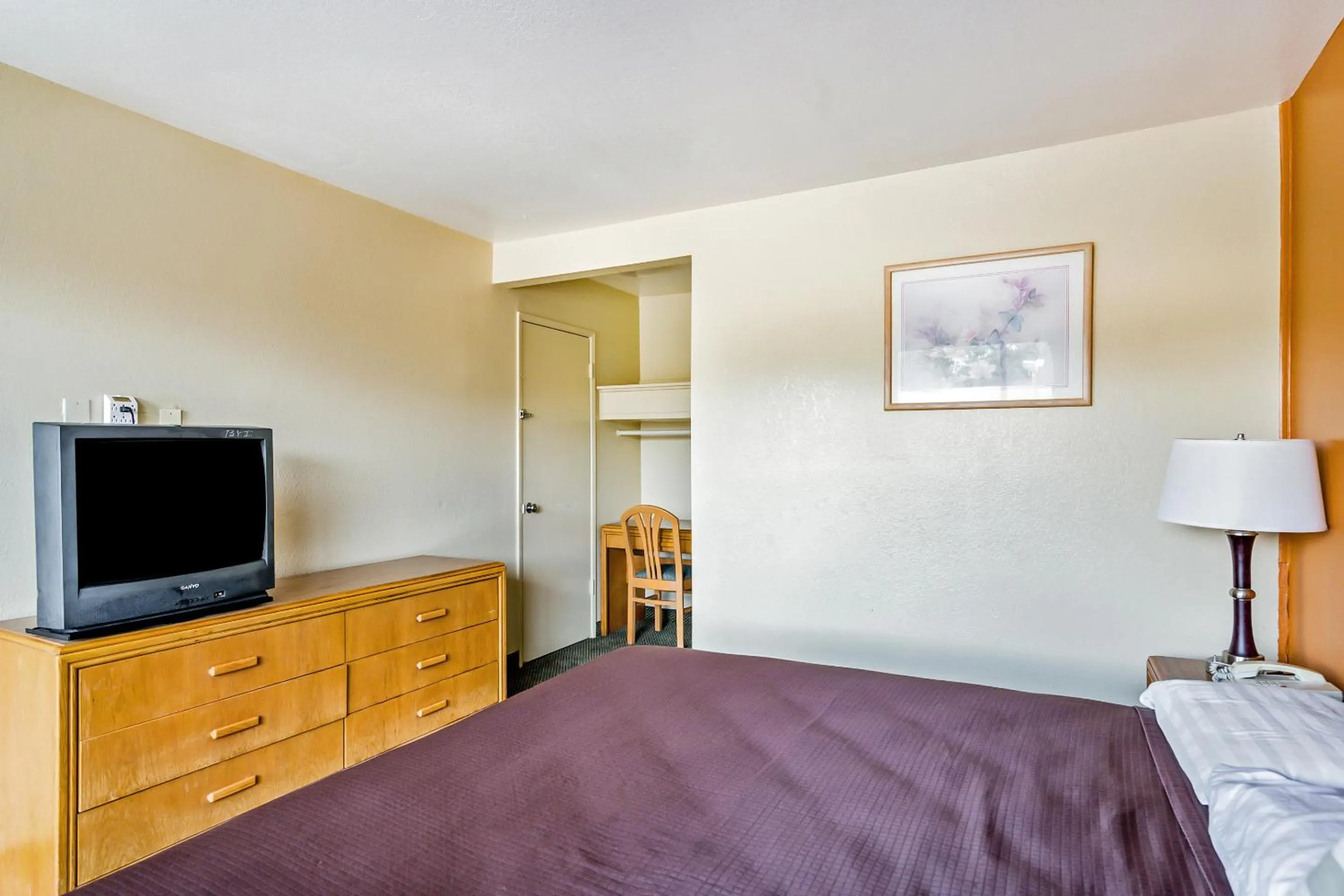 Bedroom, Bed in OYO Hotel Shreveport Airport North