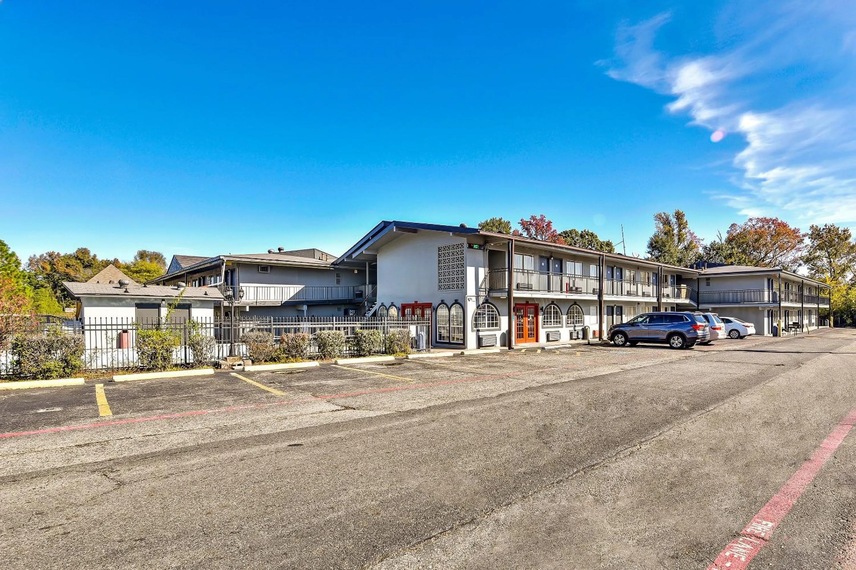Facade/entrance in OYO Hotel Shreveport Airport North