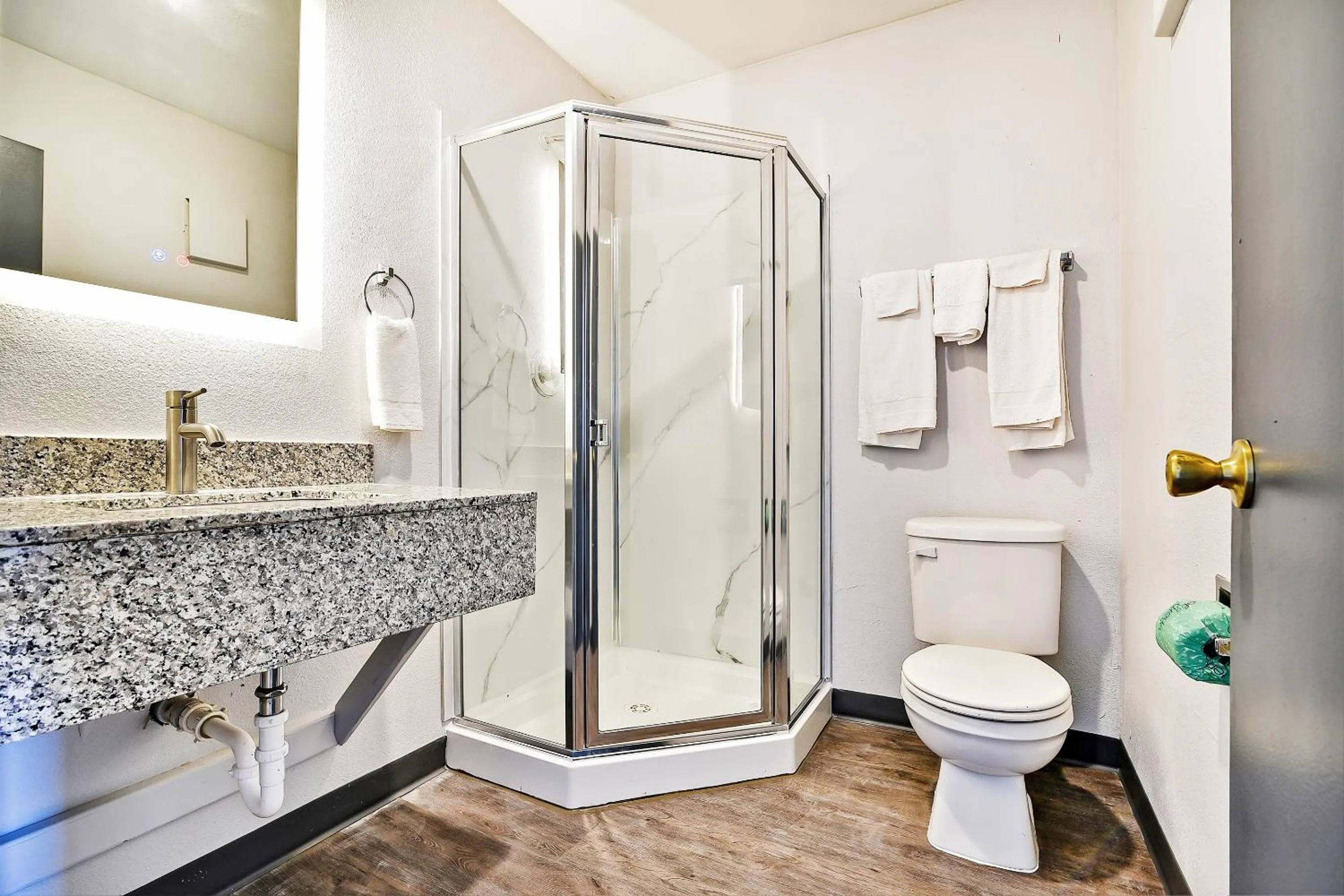 Bathroom in OYO Hotel Shreveport Airport North