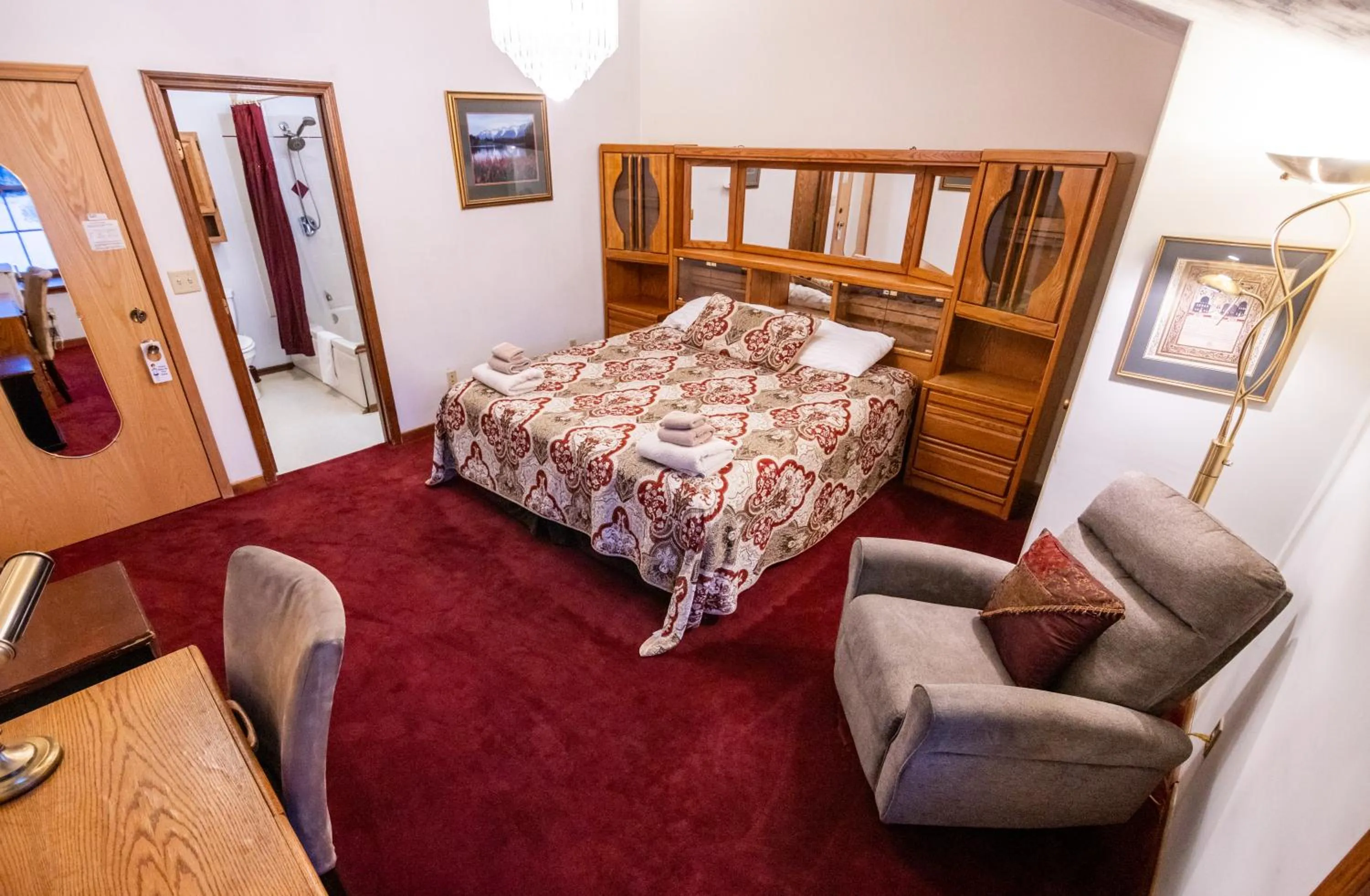 Photo of the whole room, Bed in 7 Gables Inn & Suites