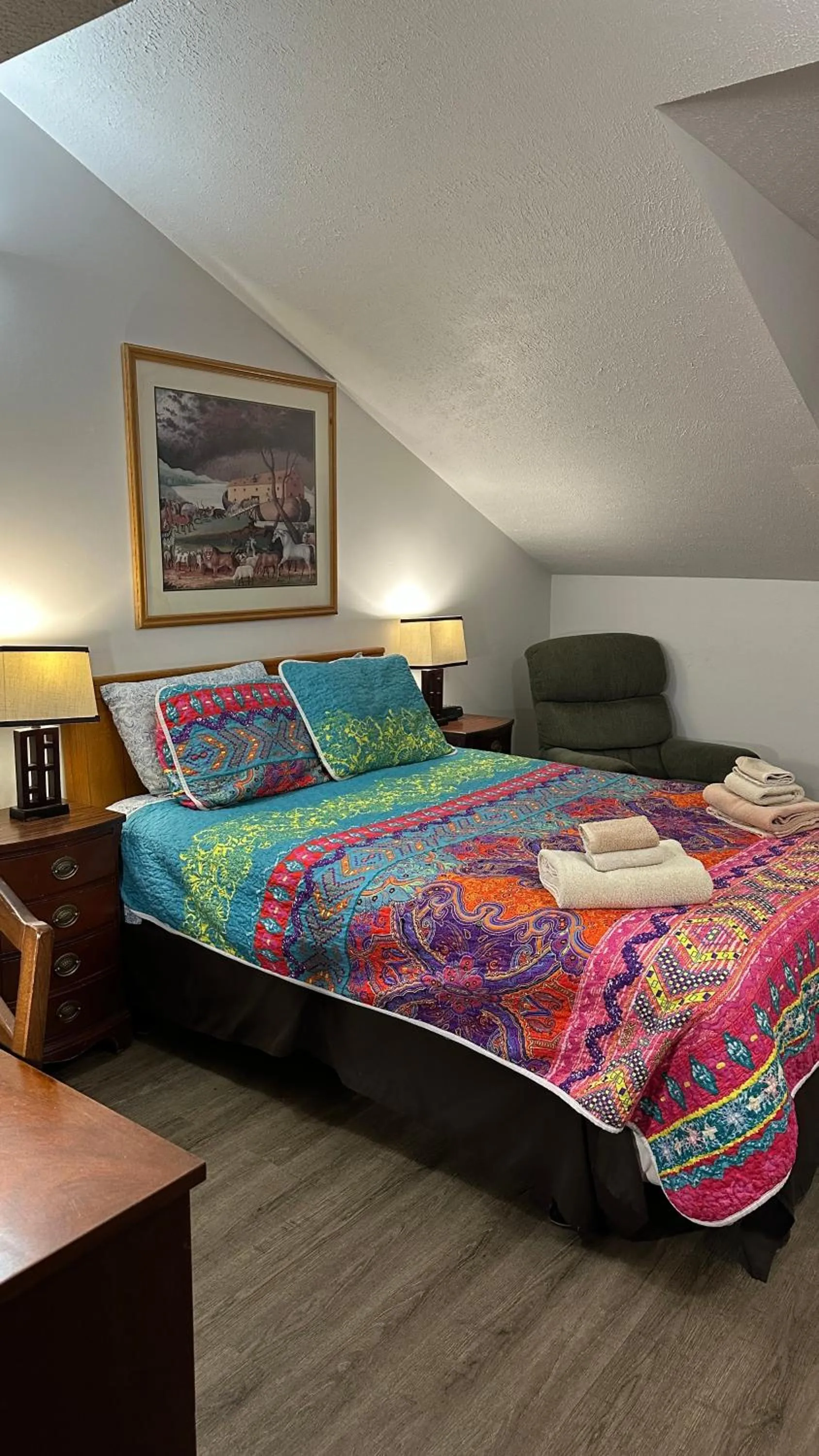 Bedroom, Bed in 7 Gables Inn & Suites