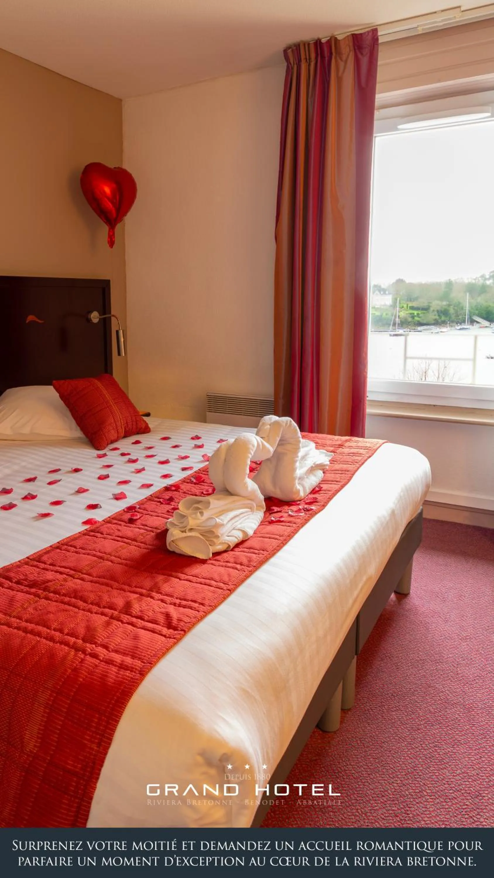 Bed in Grand Hôtel Abbatiale Bénodet, Originals Relais