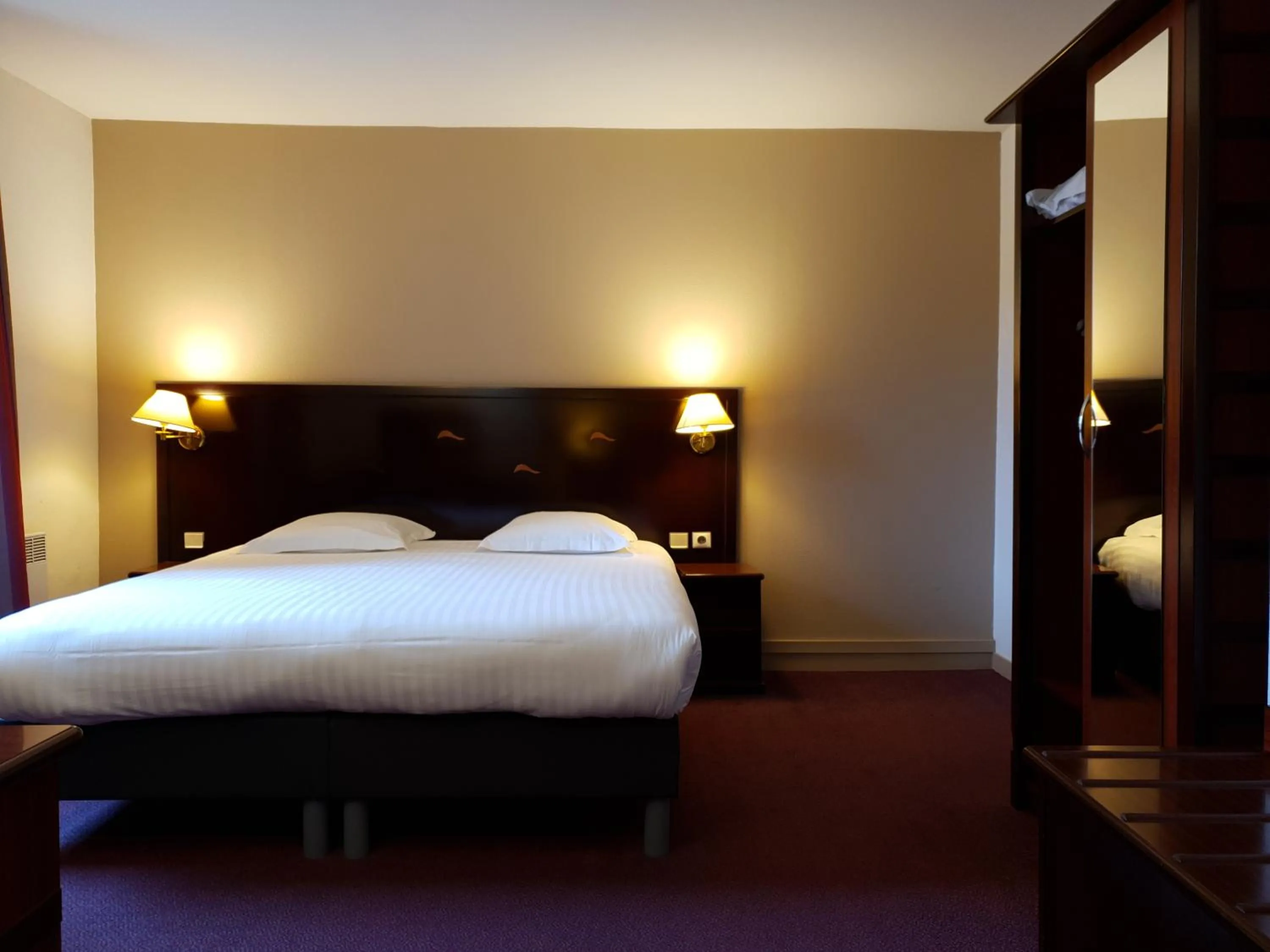 Bed in Grand Hôtel Abbatiale Bénodet, Originals Relais