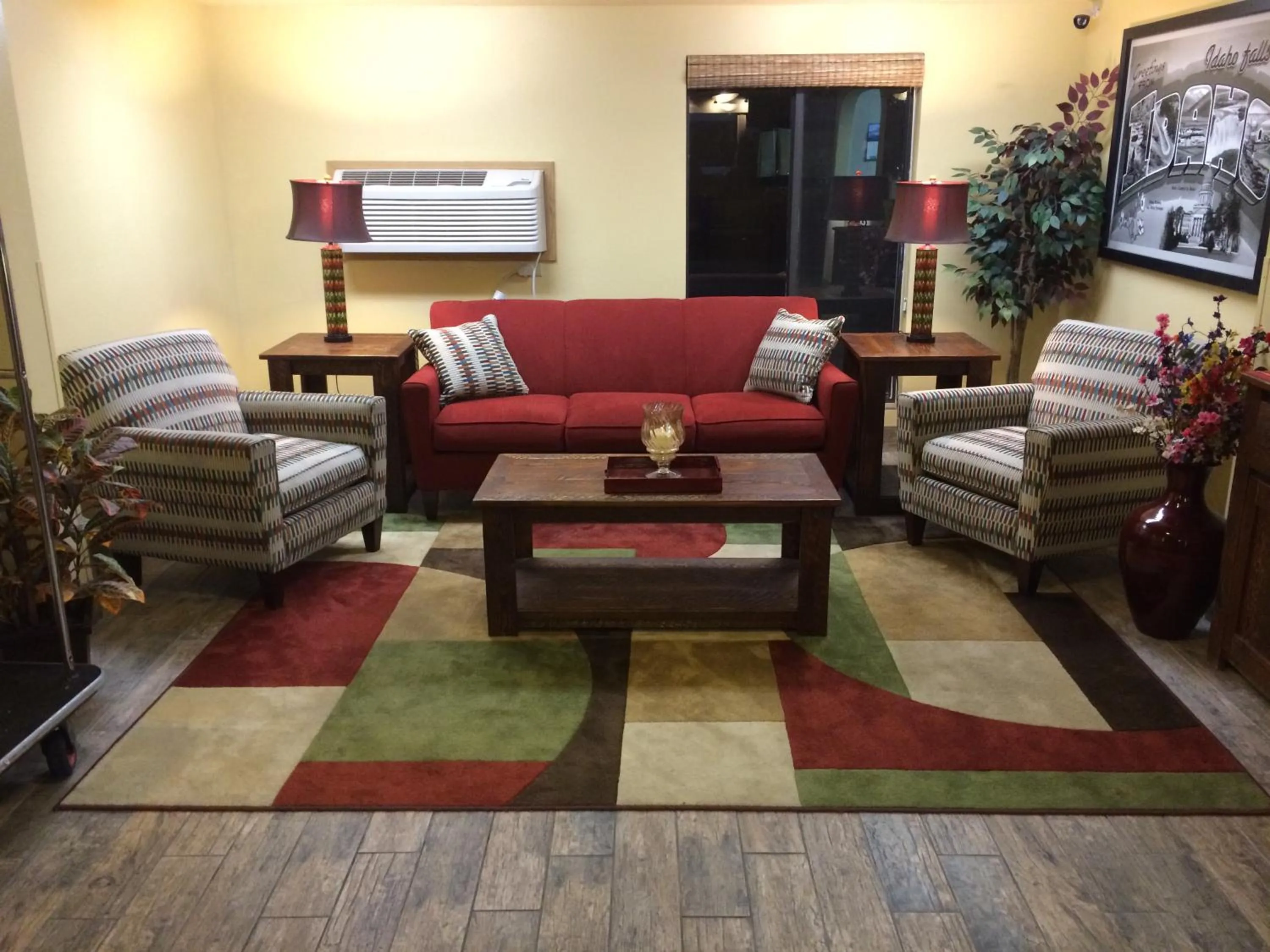 Communal lounge/ TV room in Super 8 by Wyndham Idaho Falls