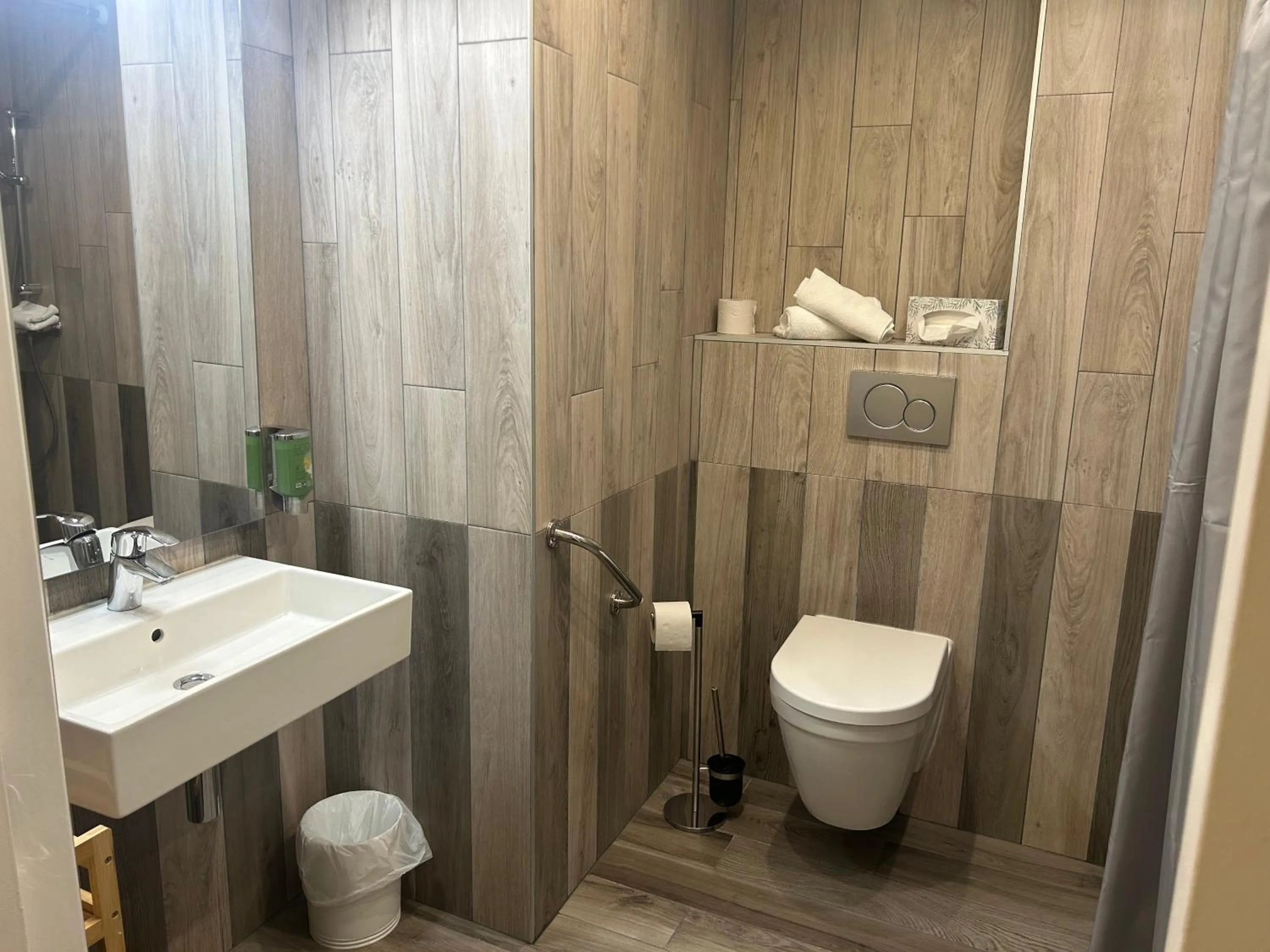 Facility for disabled guests in Hôtel du Golf Saint-Laurent