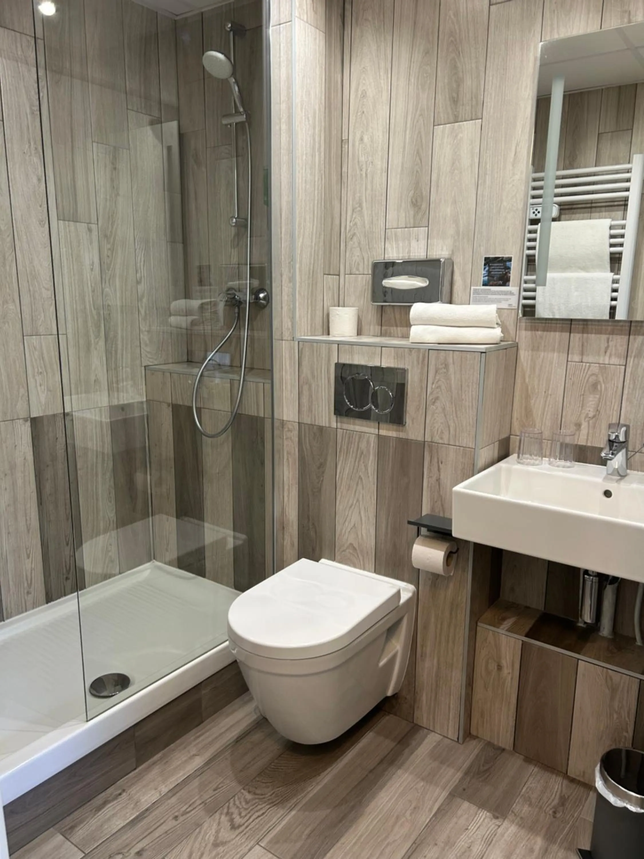 Toilet in Hôtel du Golf Saint-Laurent