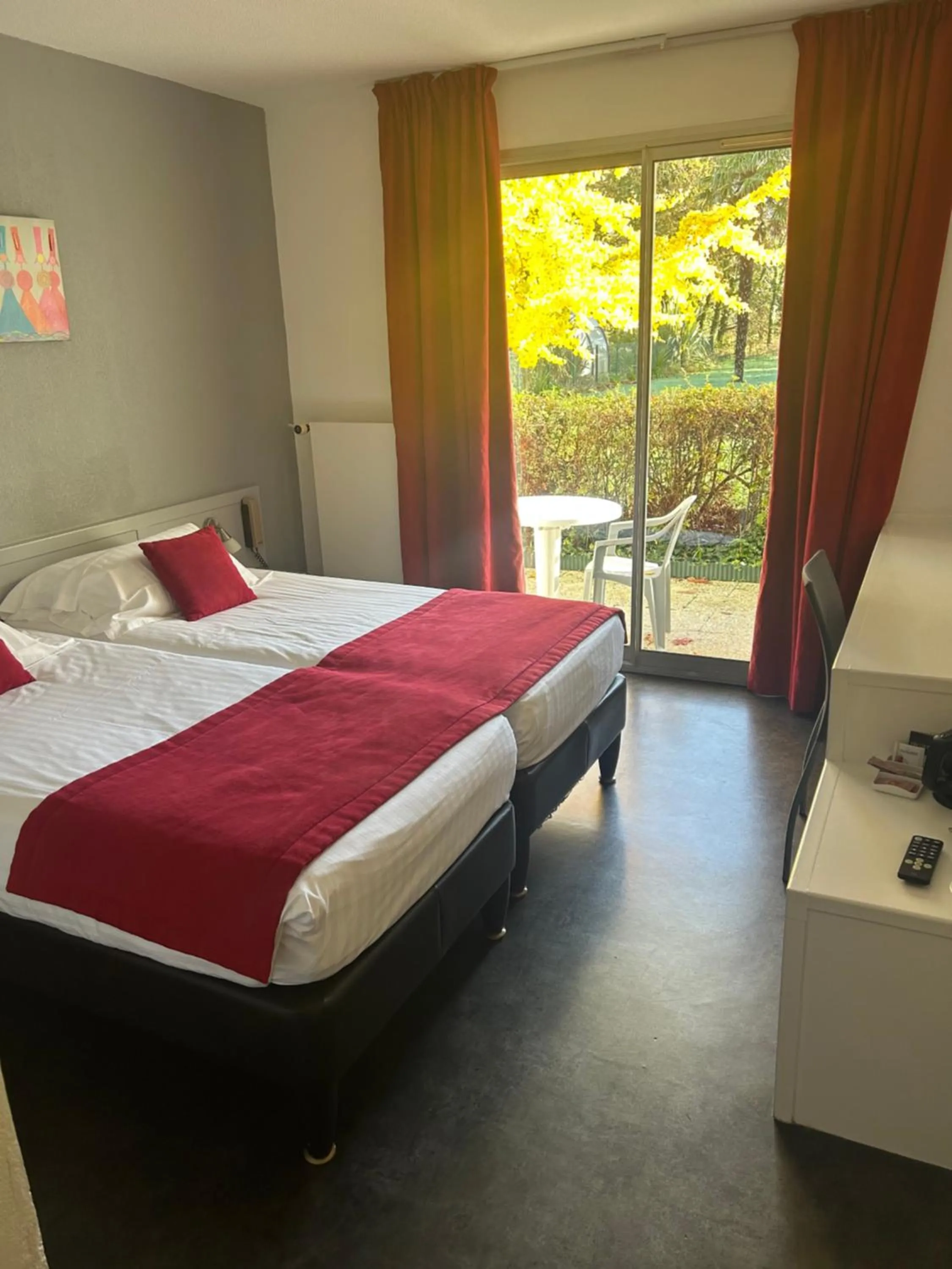 Photo of the whole room, Bed in Hôtel du Golf Saint-Laurent