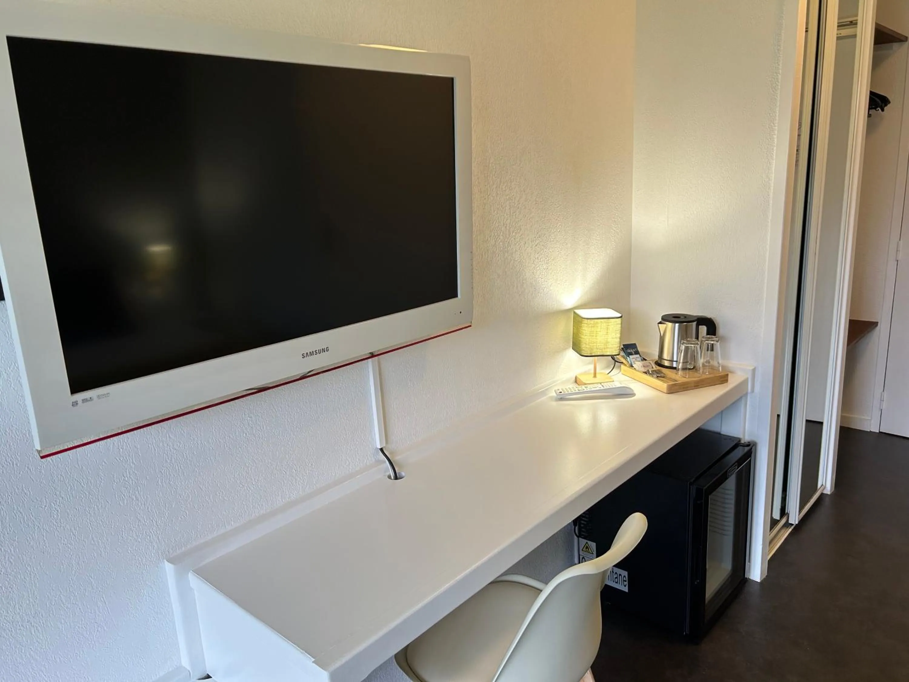 TV and multimedia in Hôtel du Golf Saint-Laurent