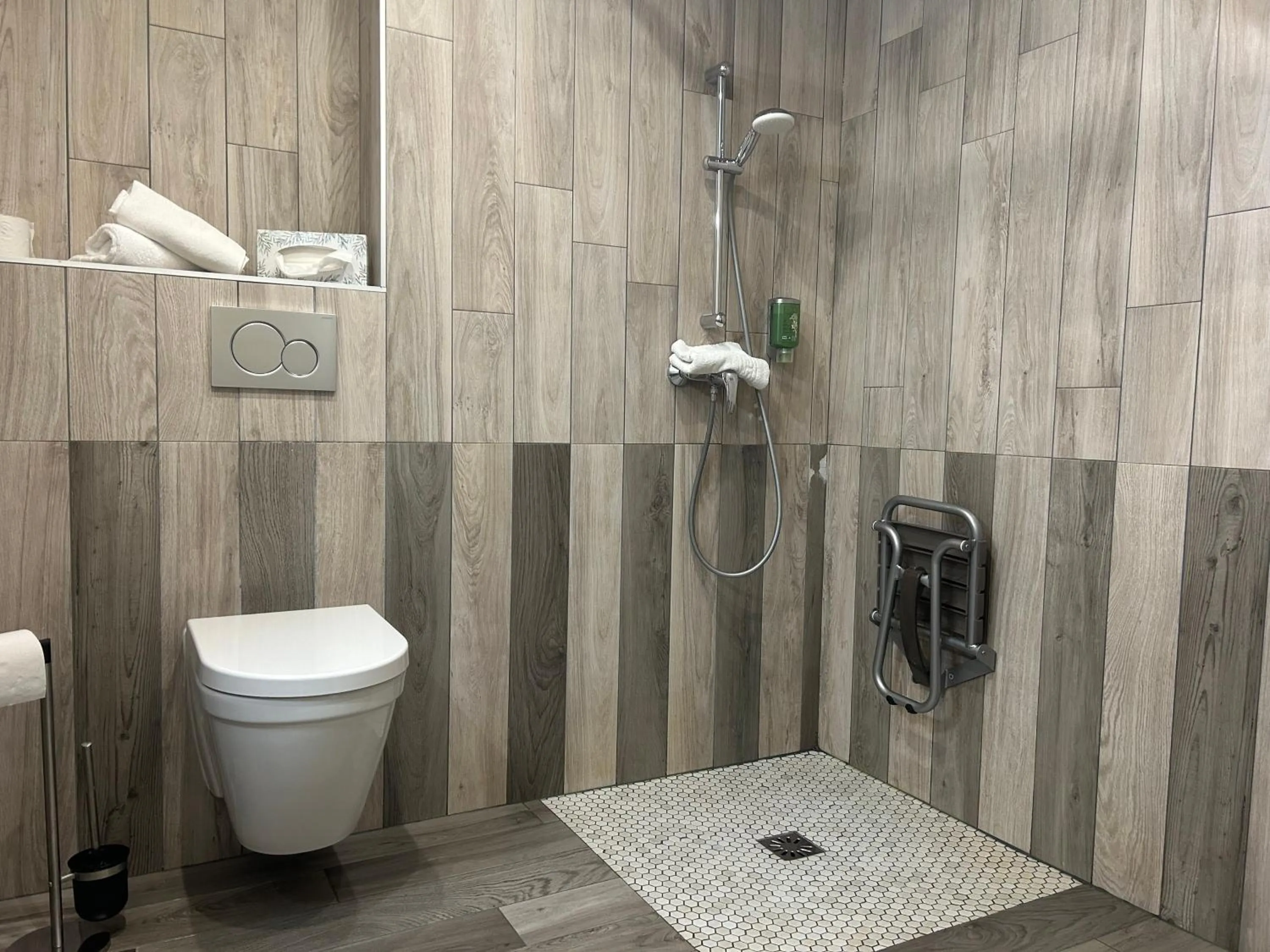 Facility for disabled guests in Hôtel du Golf Saint-Laurent