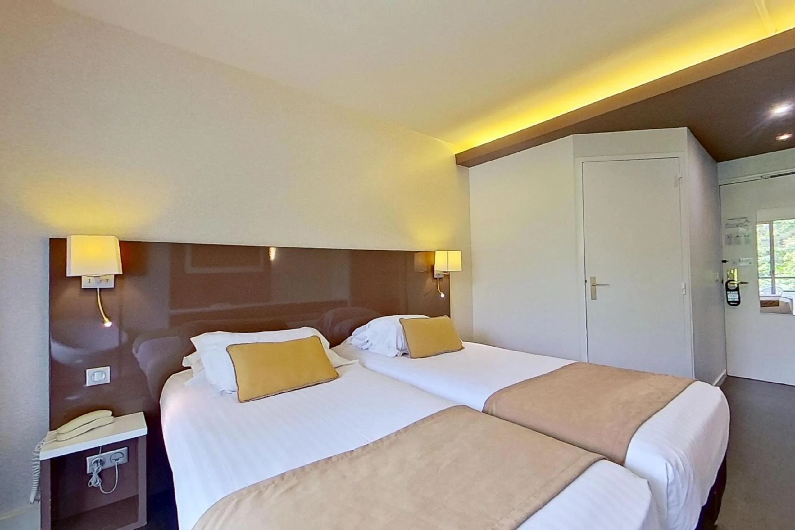 Shower, Bed in Hôtel du Golf Saint-Laurent