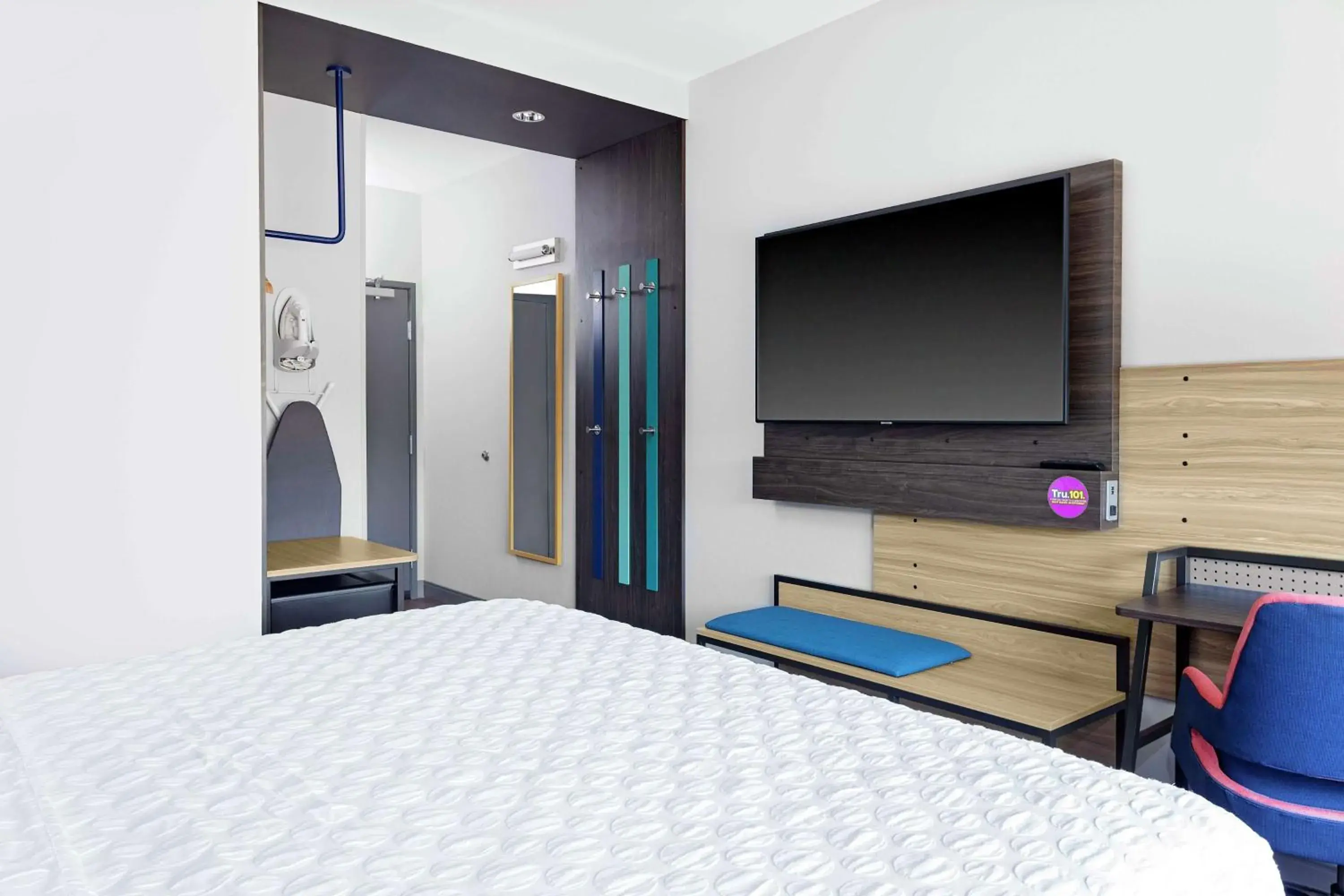 King Room with Accessible Tub - Mobility and Hearing Access in Tru By Hilton Cleveland Midtown King Room with Accessible Tub - Mobility and Hearing Access in Tru By Hilton Cleveland Midtown