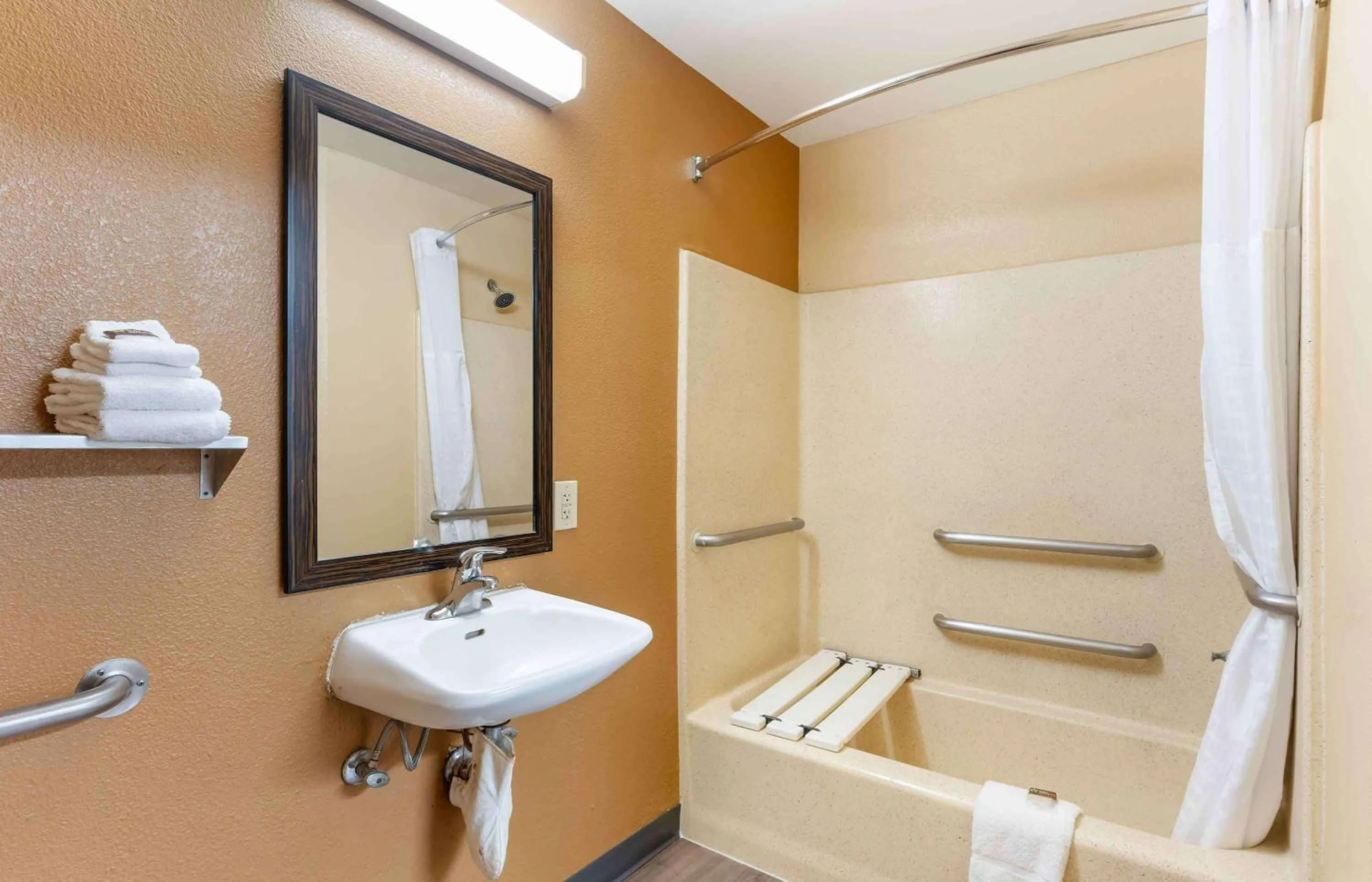 Bathroom in Extended Stay America Suites - Sacramento - Vacaville