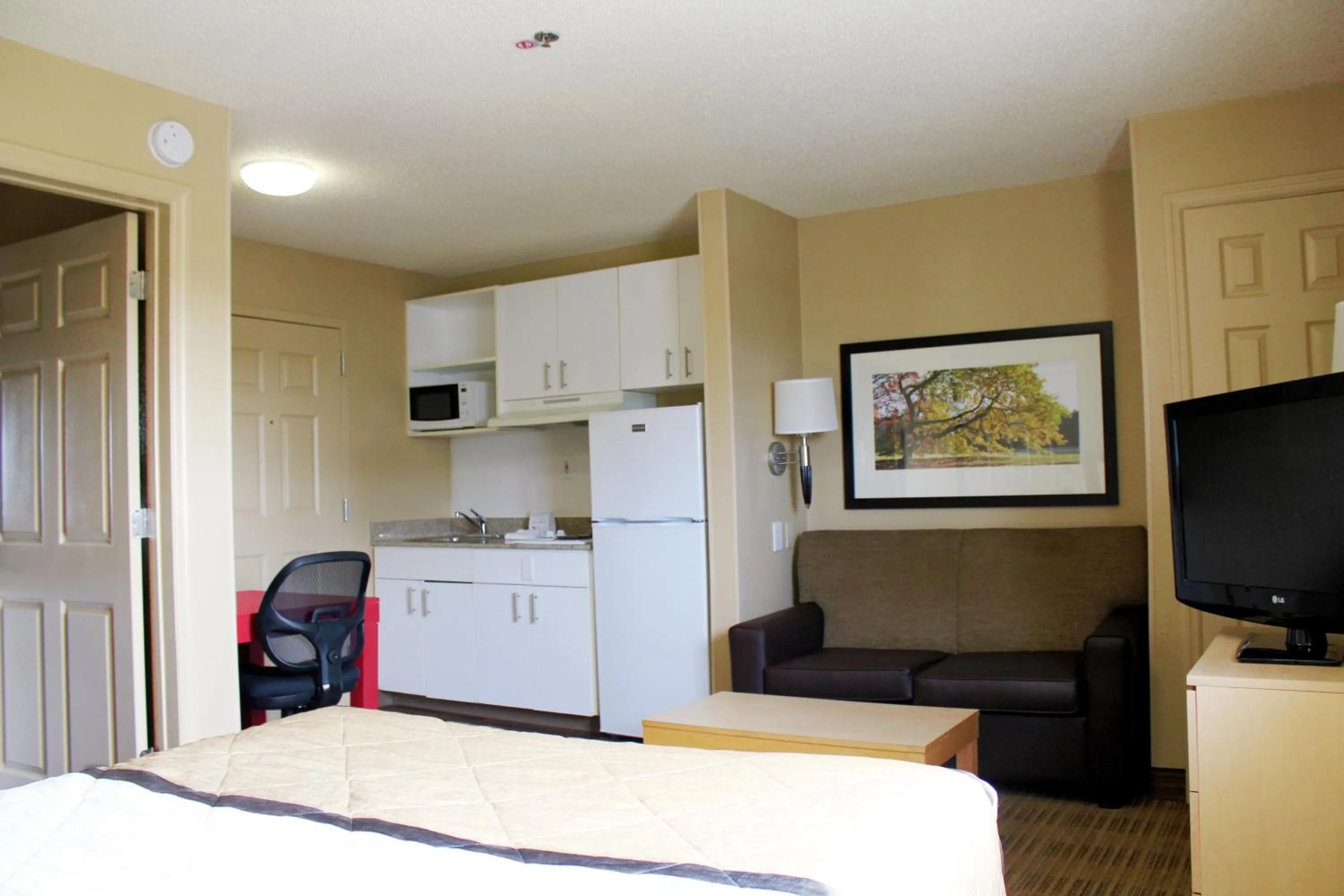 Photo of the whole room, Bed in Extended Stay America Suites - Chesapeake - Greenbrier Circle