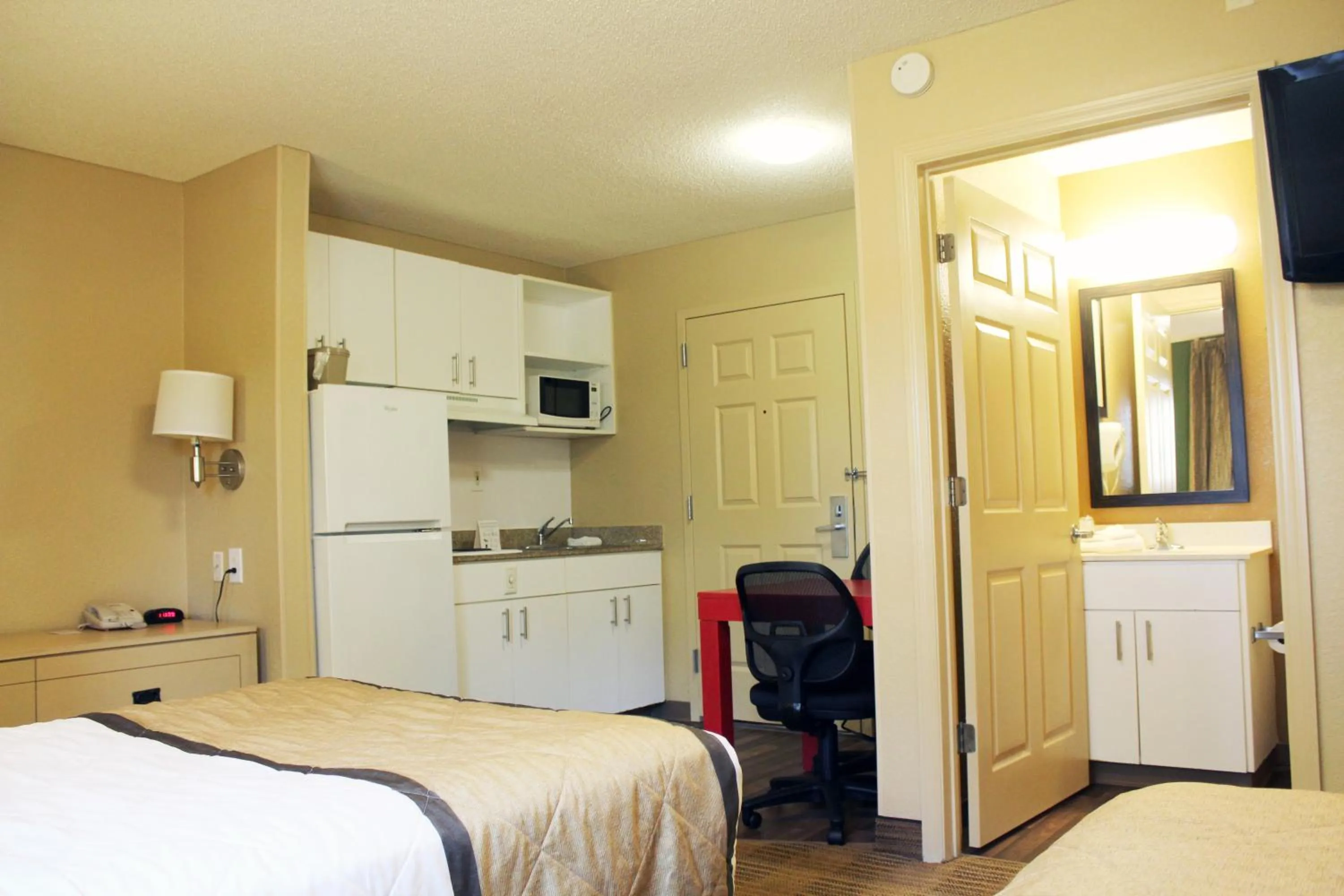 Photo of the whole room, Bed in Extended Stay America Suites - Chesapeake - Greenbrier Circle