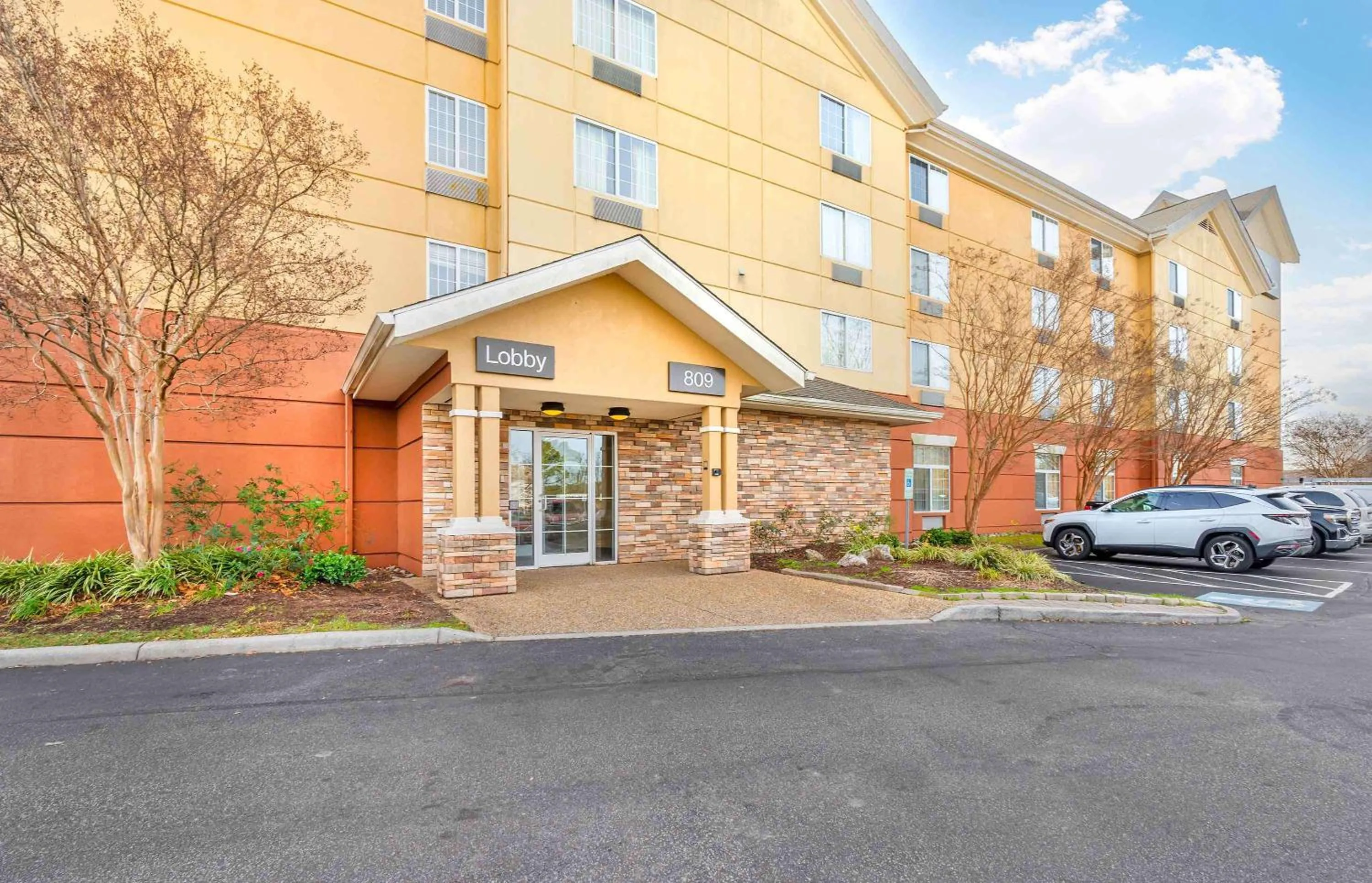 Property building in Extended Stay America Suites - Chesapeake - Greenbrier Circle