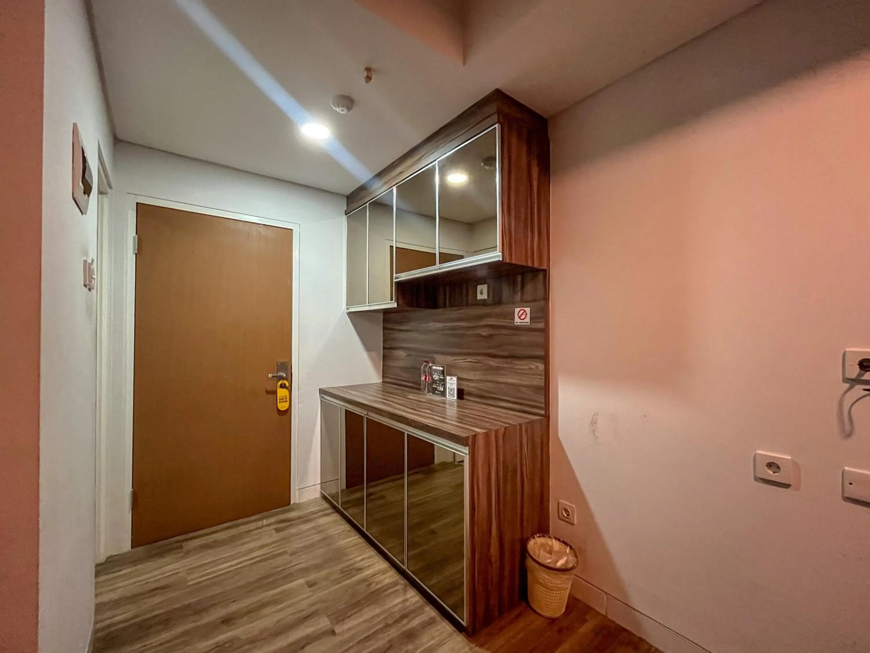 Kitchen or kitchenette in RedDoorz Apartment near Exit Toll Colomadu