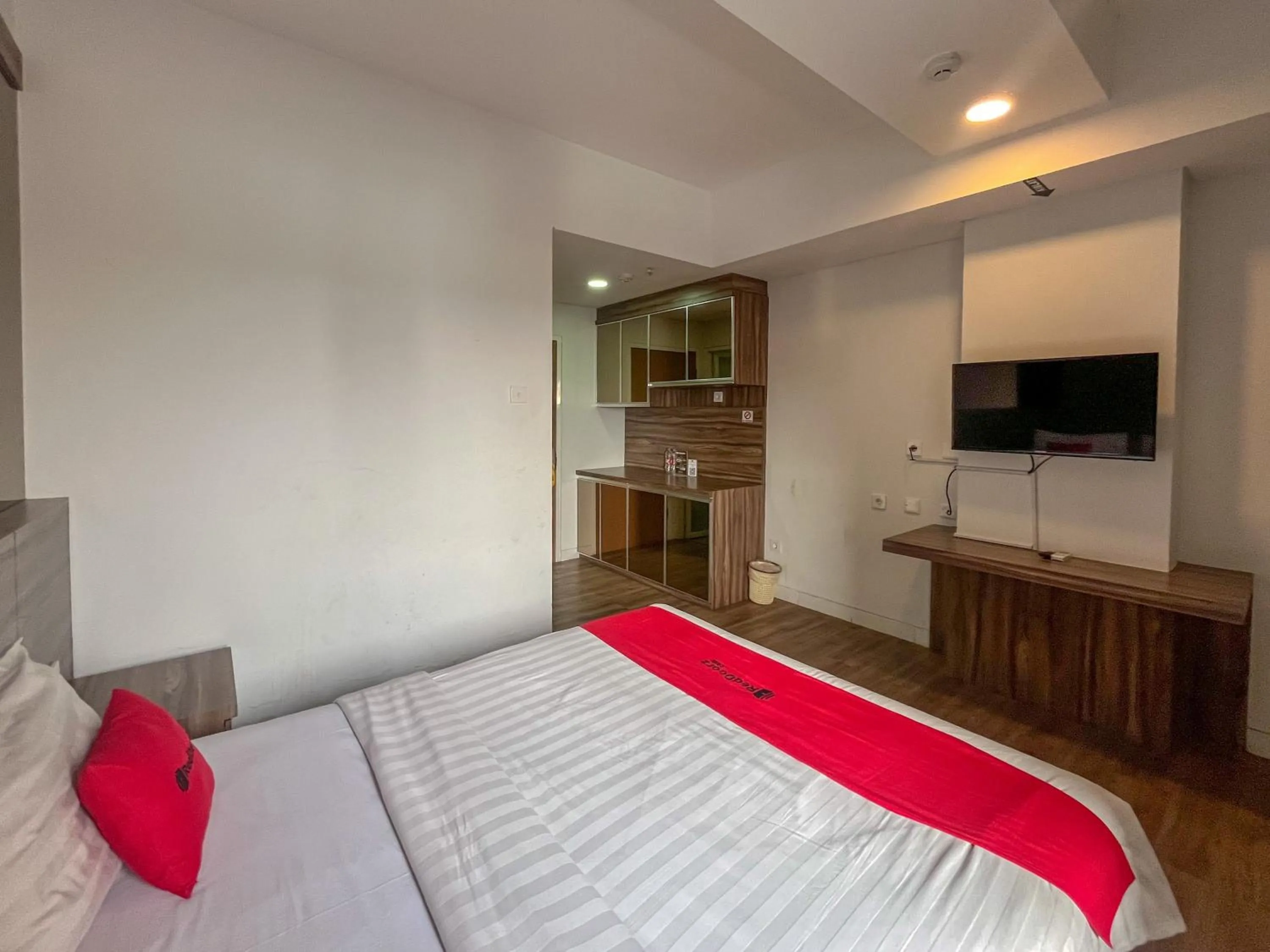 Bedroom, Bed in RedDoorz Apartment near Exit Toll Colomadu